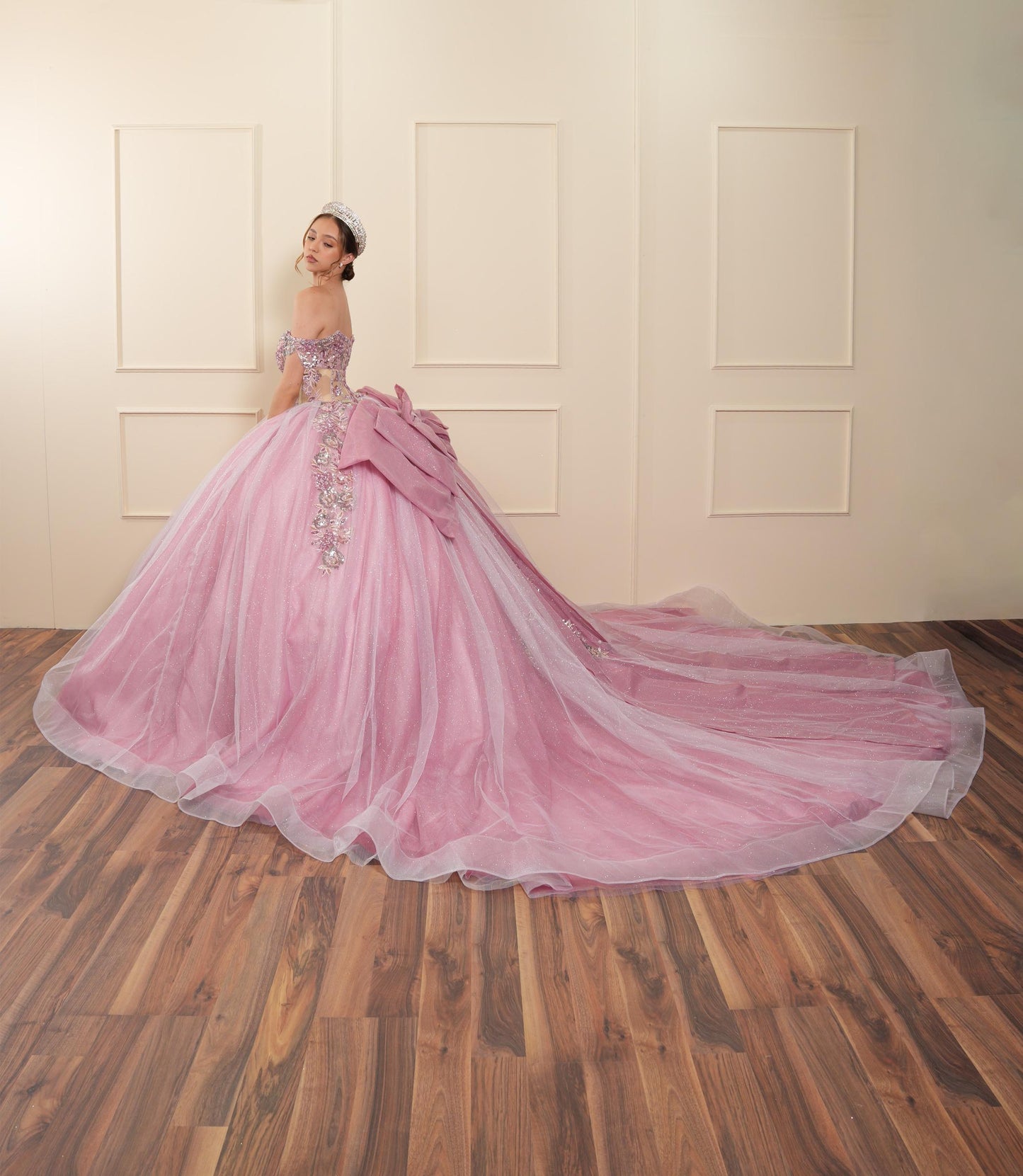 Vestido de XV Años Rosa Pedrería Tornasol en Corset con Moño Brillosos