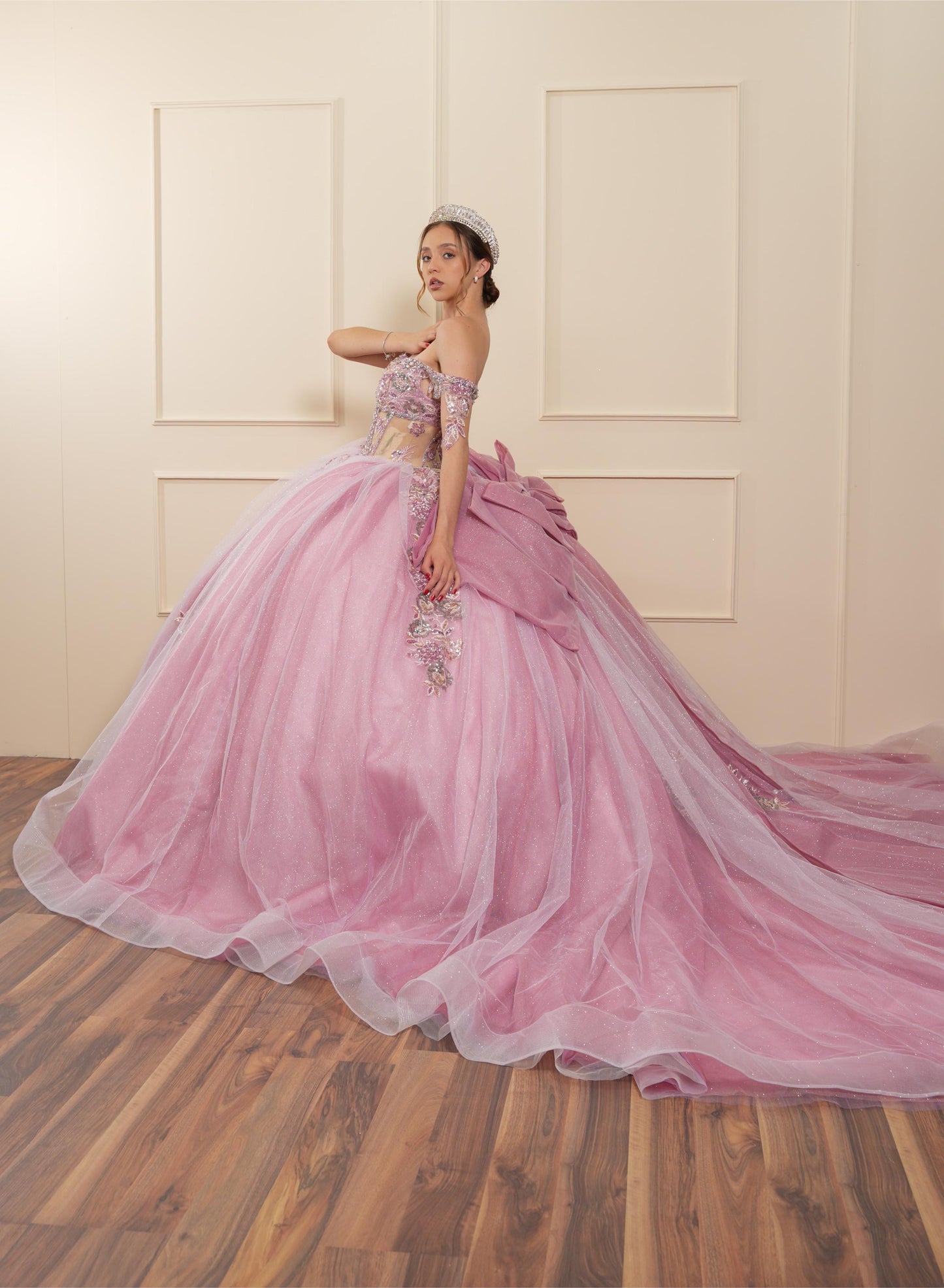 Vestido de XV Años Rosa Pedrería Tornasol en Corset con Moño Brillosos