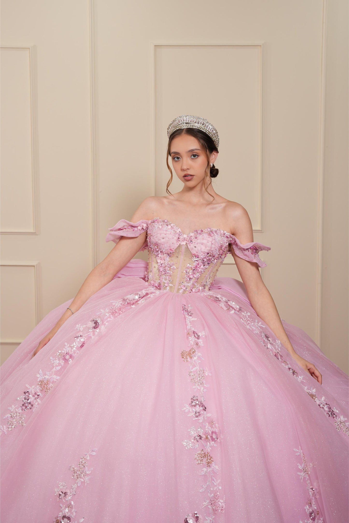Vestido de XV Años Rosa con Flores y Pedrería con Moño