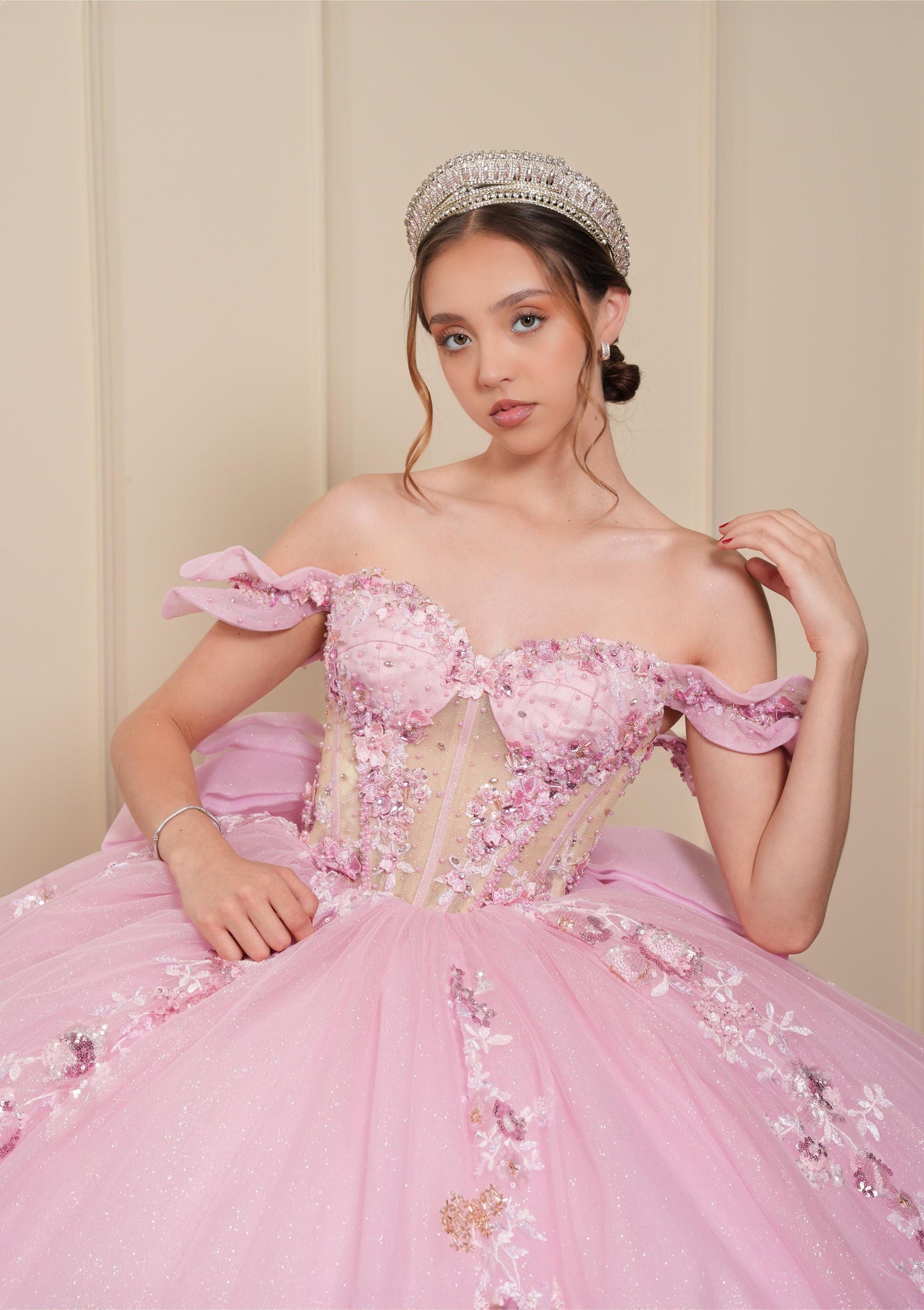 Vestido de XV Años Rosa con Flores y Pedrería con Moño