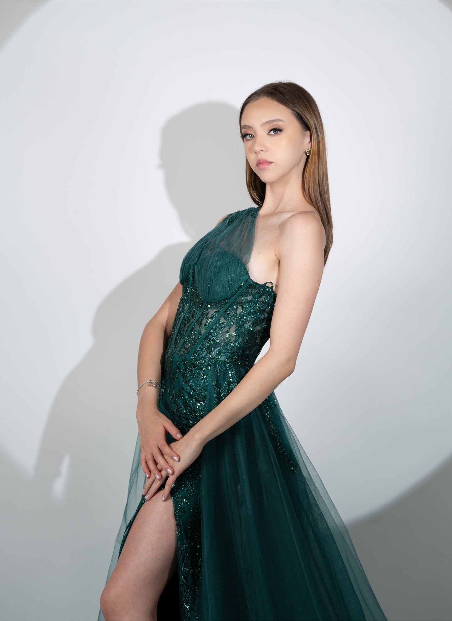 Vestido Corte Sirena Con Capa Y Un Tirante