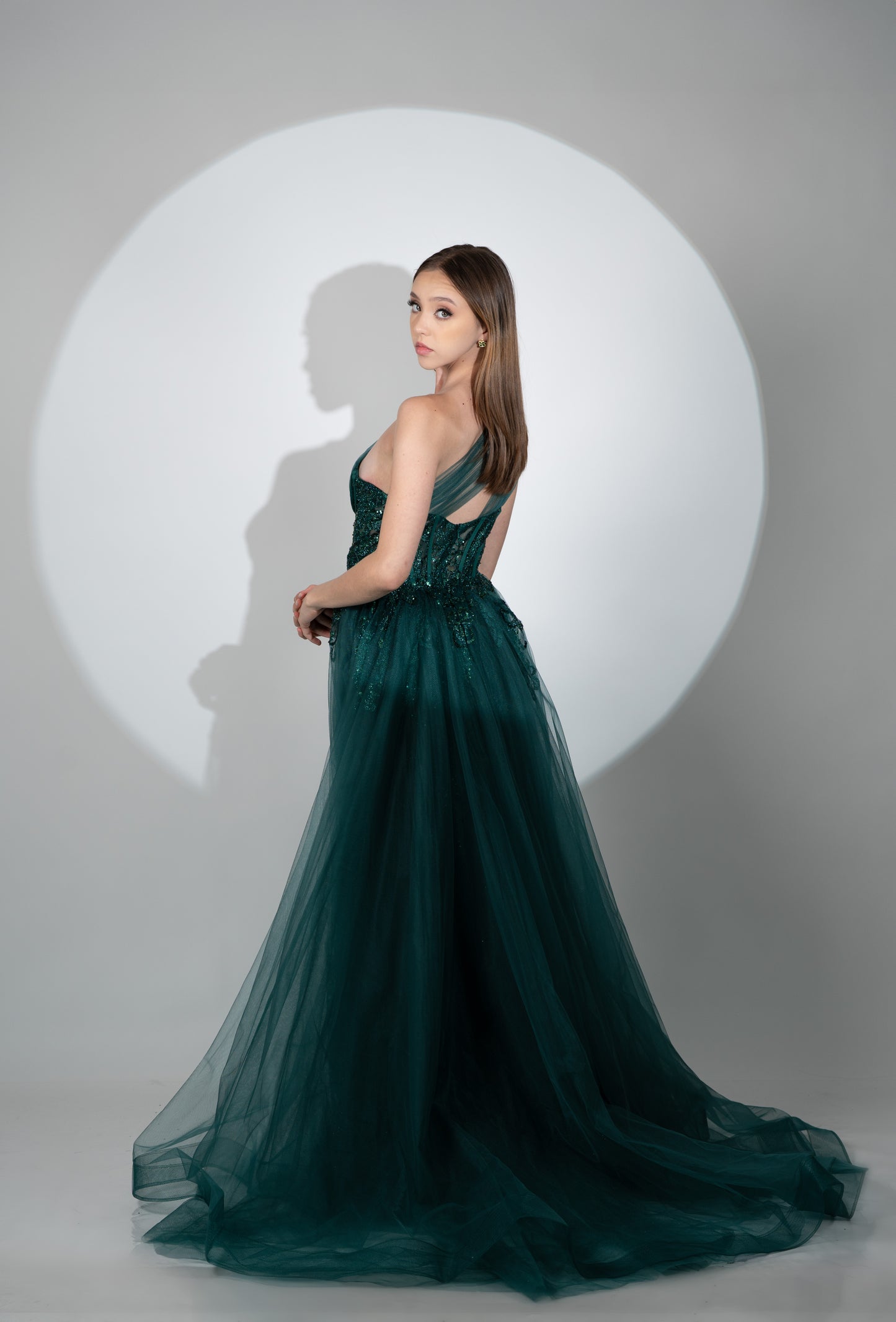 Vestido Corte Sirena Con Capa Y Un Tirante