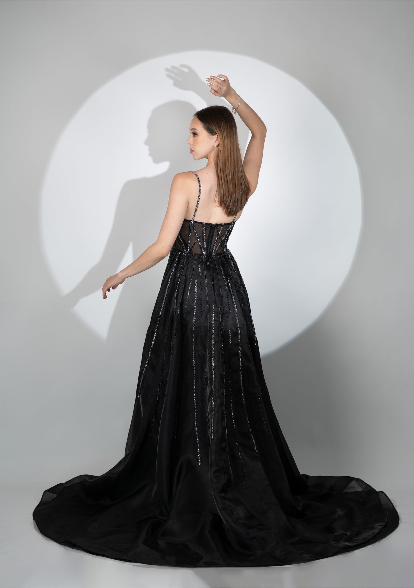 Vestido Negro Barillas Brillosas Y Capa
