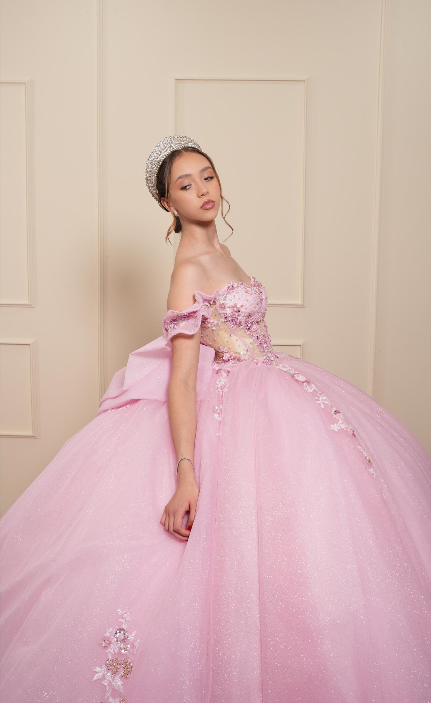 Vestido de XV Años Rosa con Flores y Pedrería con Moño