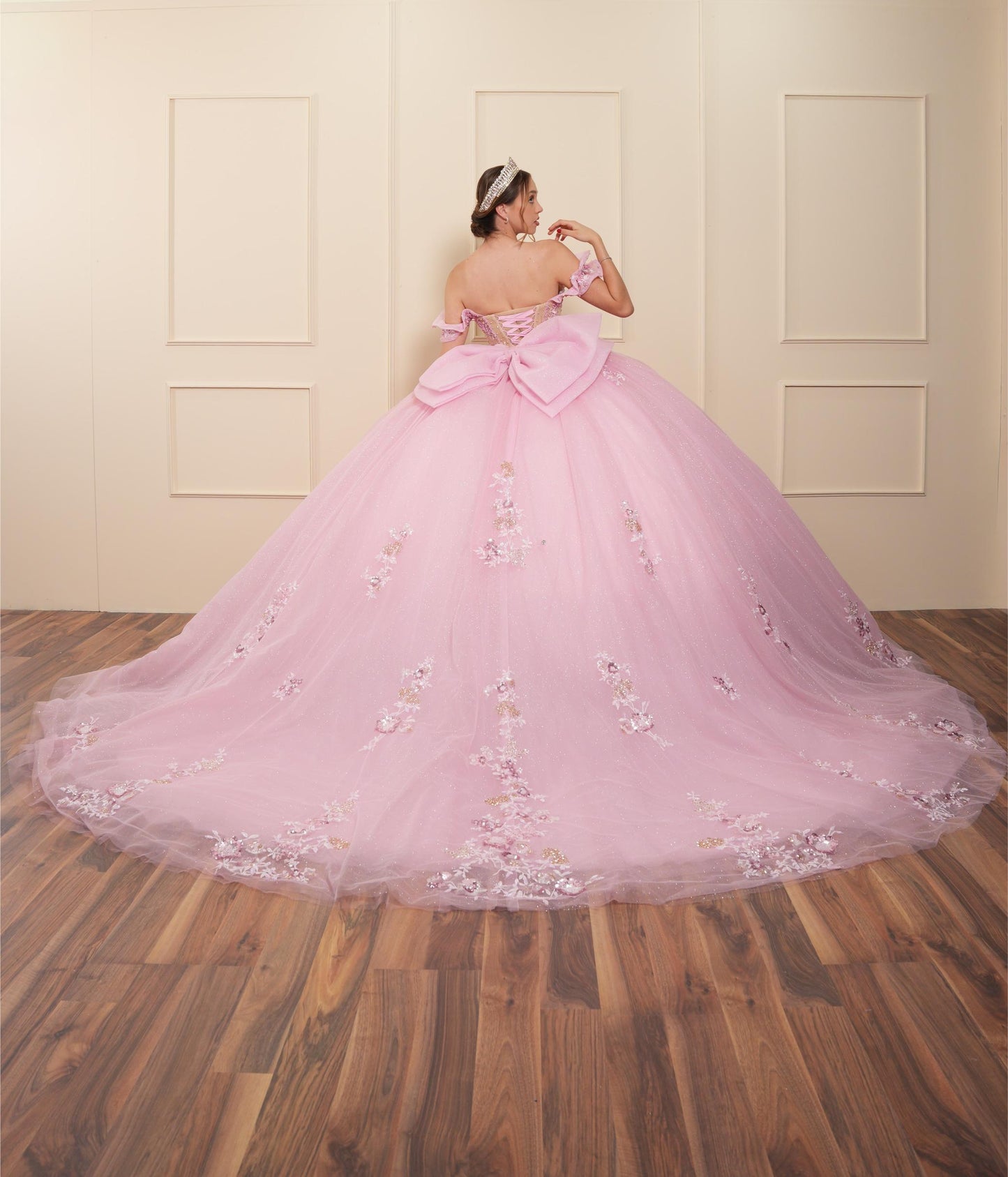 Vestido de XV Años Rosa con Flores y Pedrería con Moño