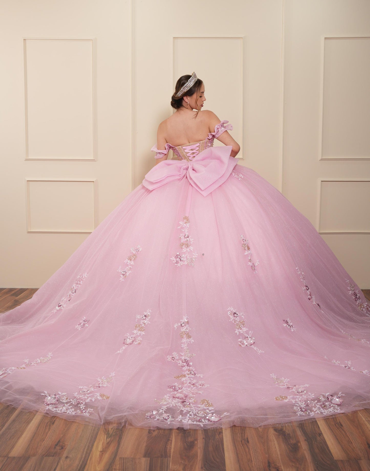 Vestido de XV Años Rosa con Flores y Pedrería con Moño