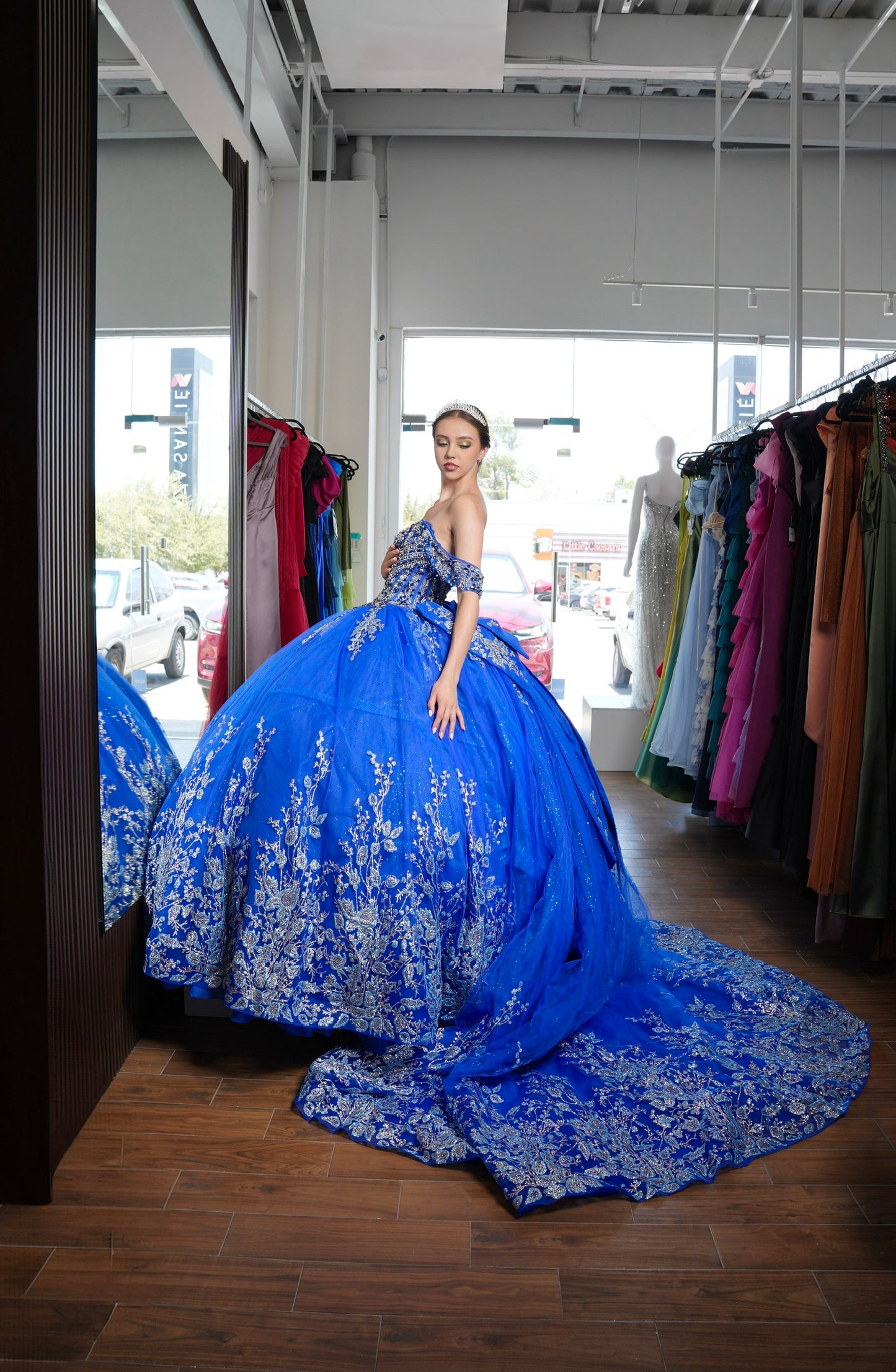 Vestido de XV Años Azul Rey Glitter Plateado y Pedrería Mangas Caídas