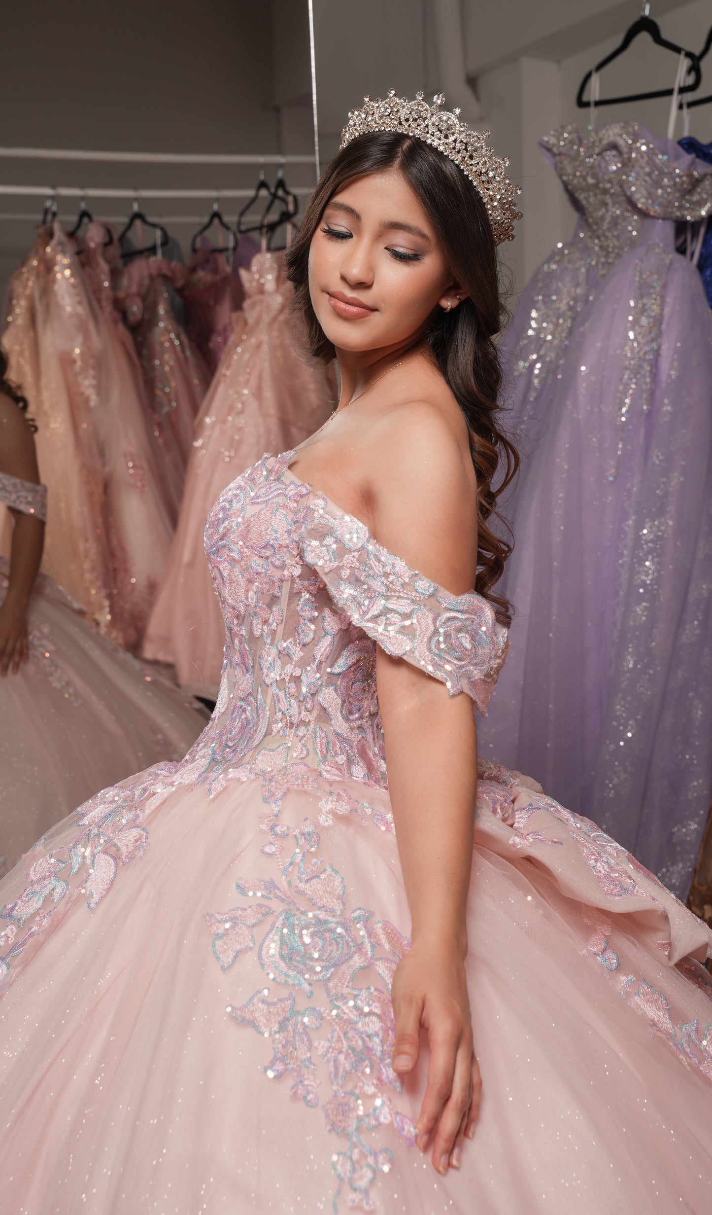 Vestido de XV Años Rosa Palo Flores Bordadas Mangas Campesinas