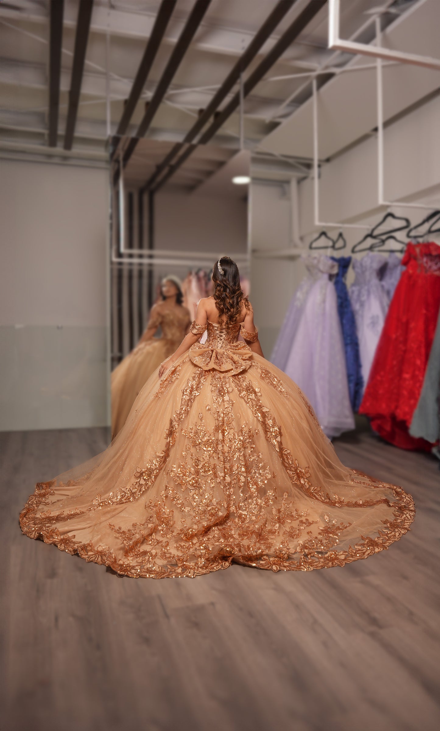 Vestido de XV Años Dorado Pedrería en Pecho y Mangas Caidas