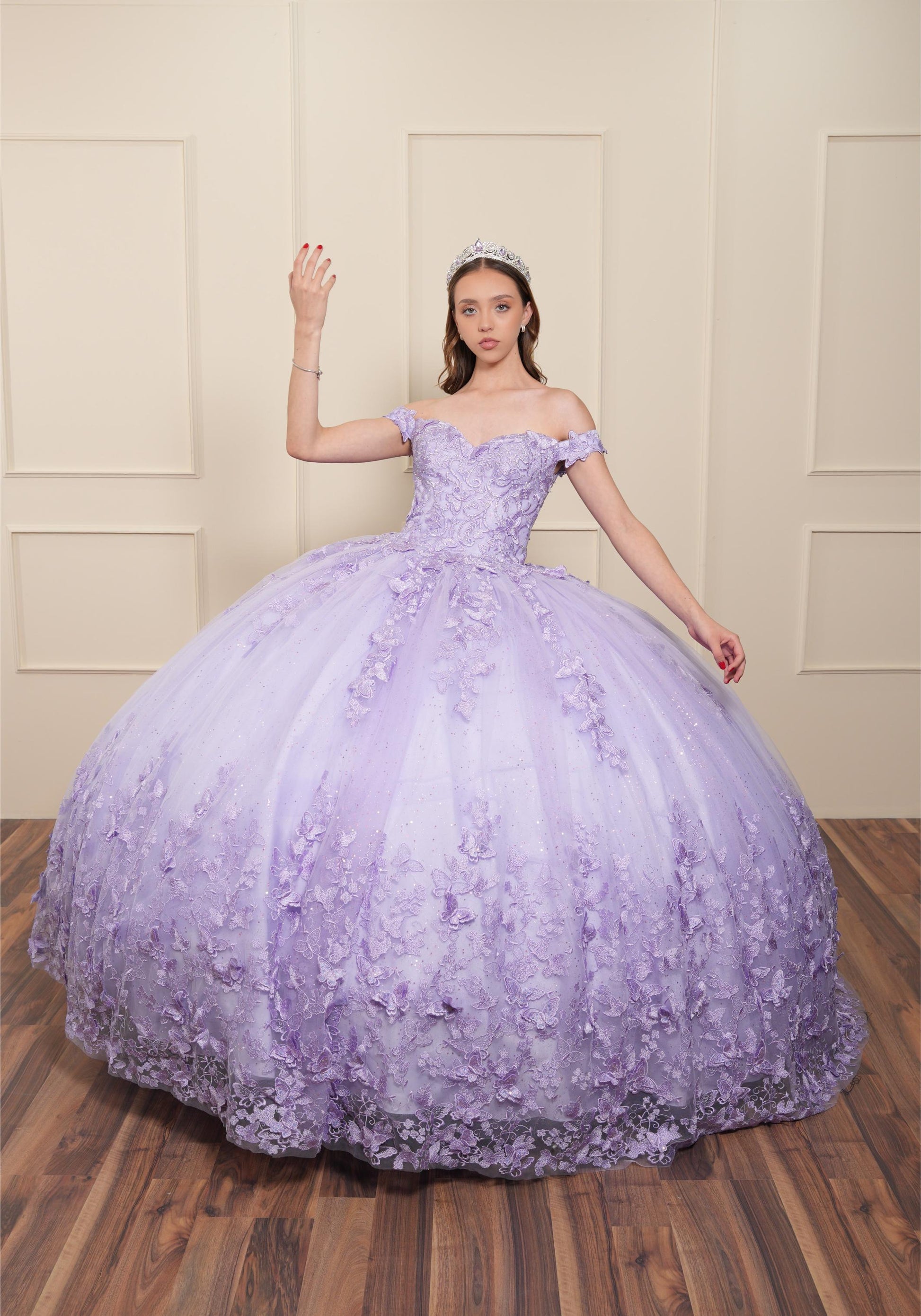 Vestido de XV Años Lila Bordado Mariposas Mangas Caídas con Velo