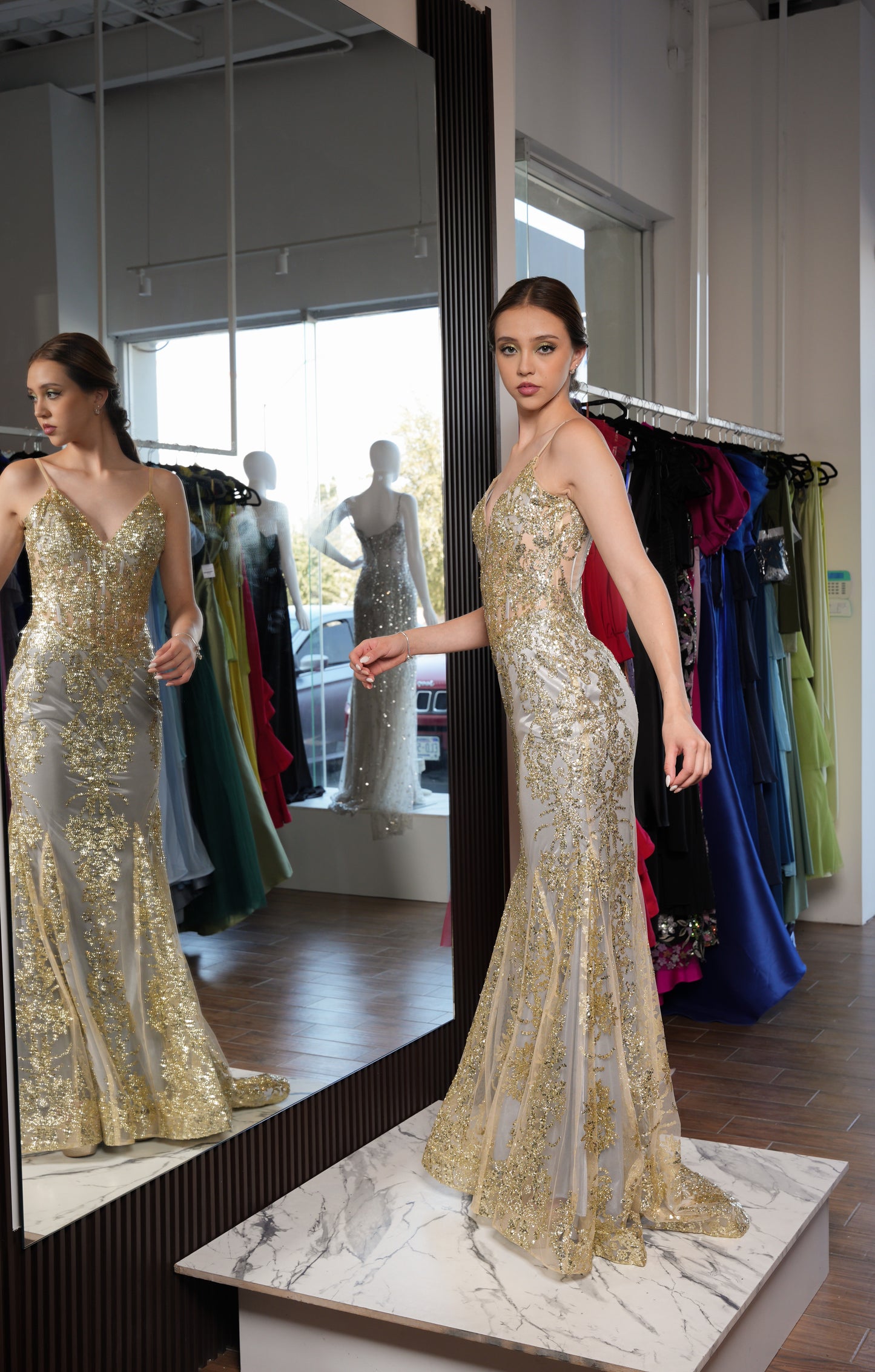 Vestido Gris con Detalles Plateados Corte Sirena
