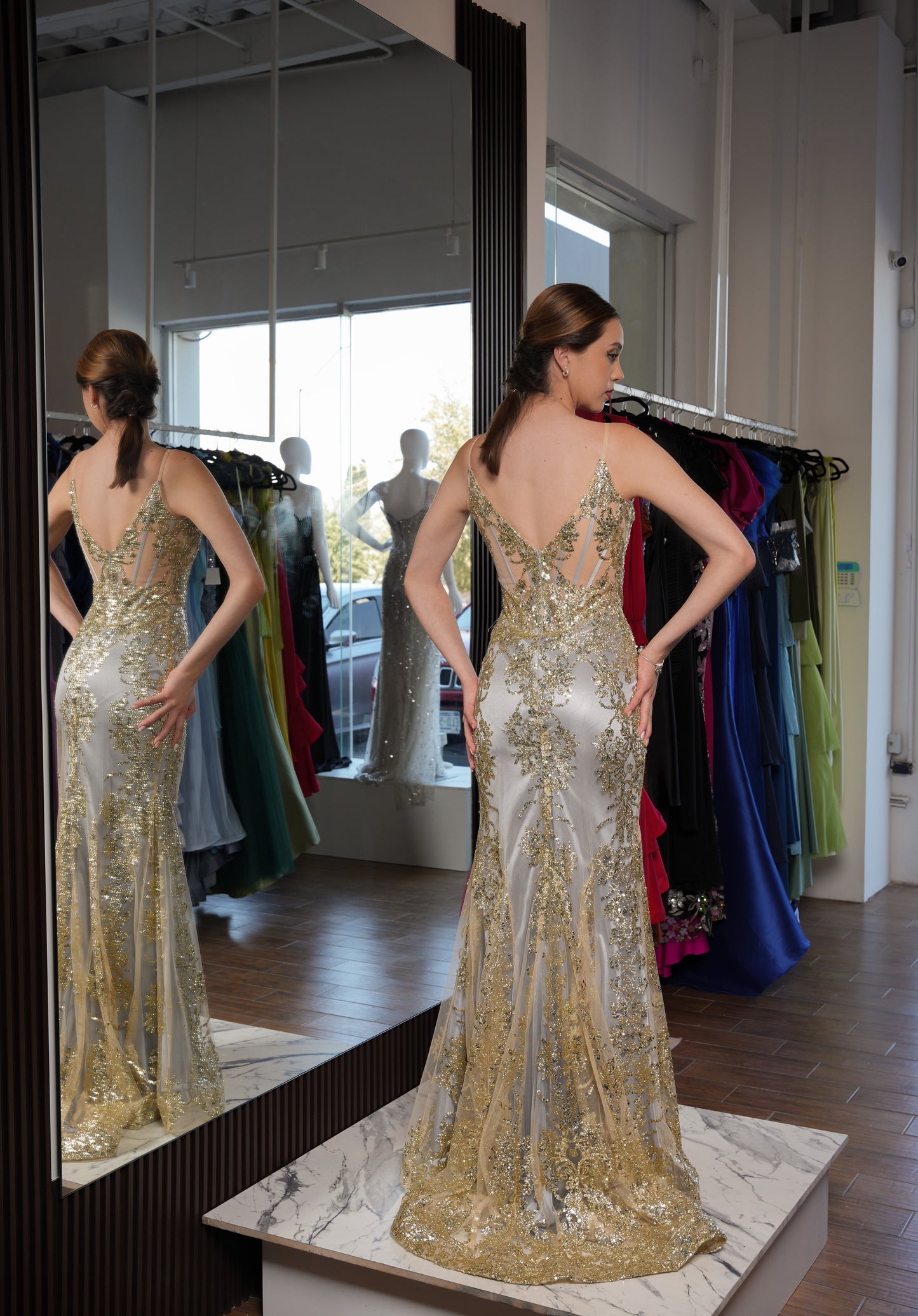 Vestido Gris con Detalles Plateados Corte Sirena