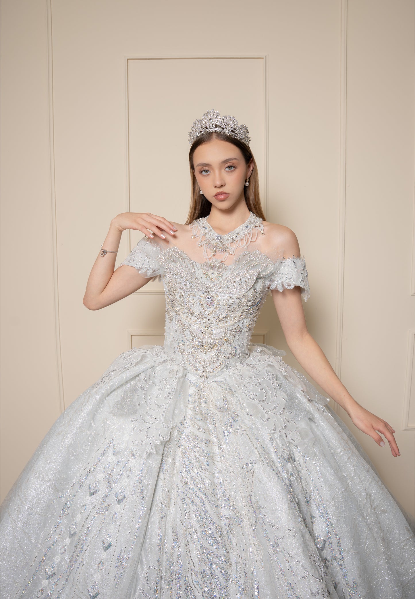 Vestido de XV Años  Vestido Plateado Glitter y Pedrería Manga Caída con Cauda