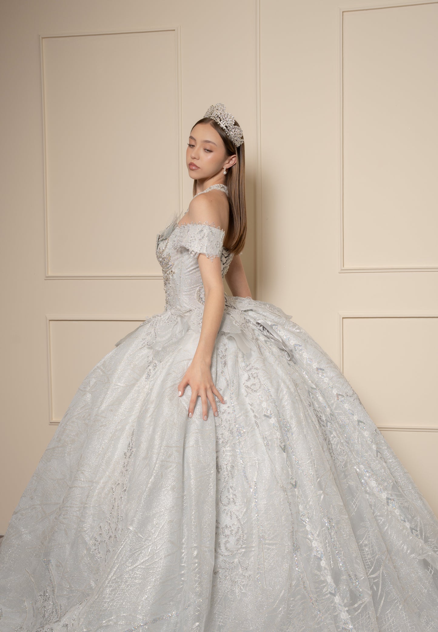 Vestido de XV Años  Vestido Plateado Glitter y Pedrería Manga Caída con Cauda