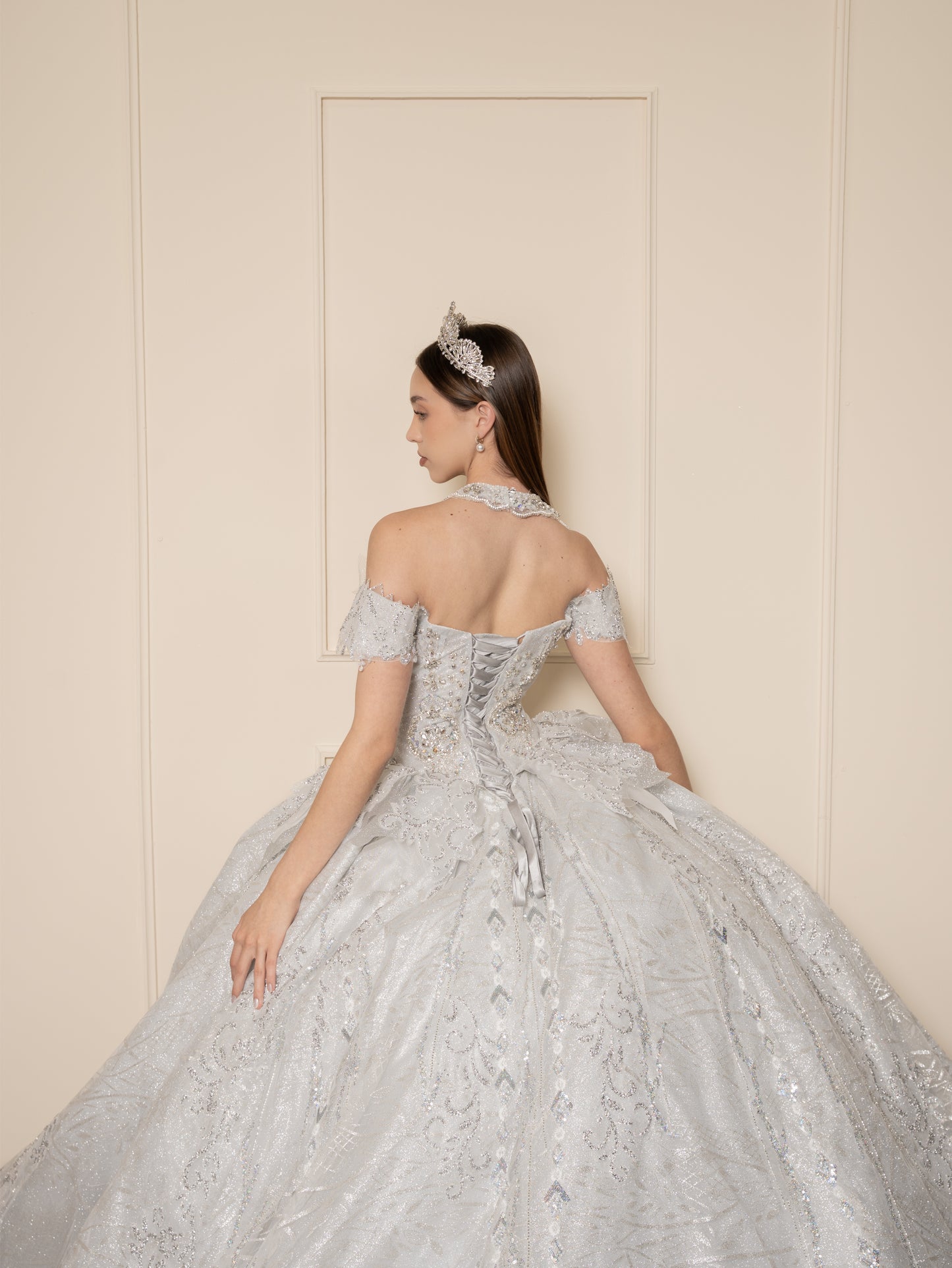 Vestido de XV Años  Vestido Plateado Glitter y Pedrería Manga Caída con Cauda