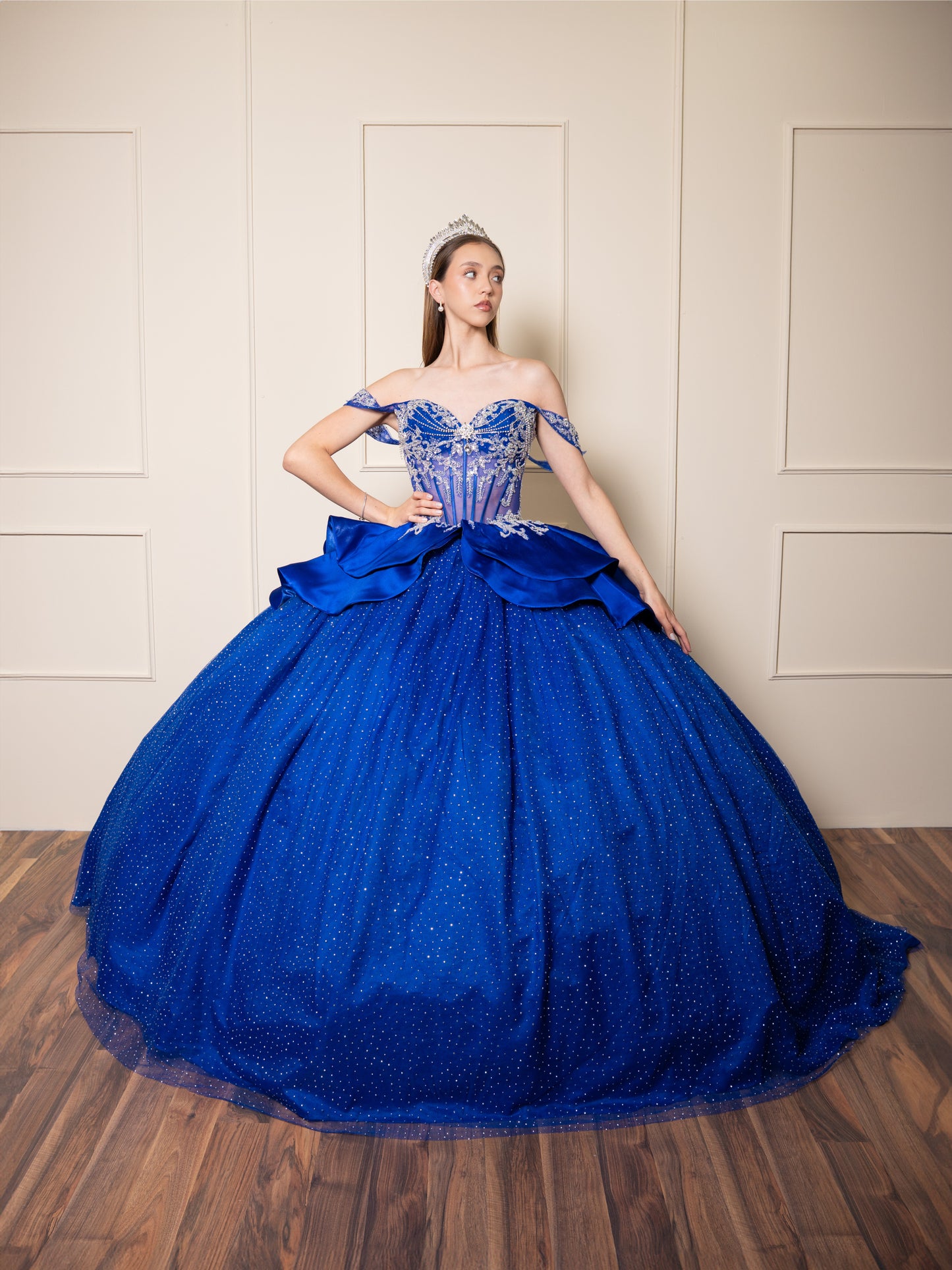 Vestidos de XV Años Azul Rey con Pedrería Plateada Moño de Satin