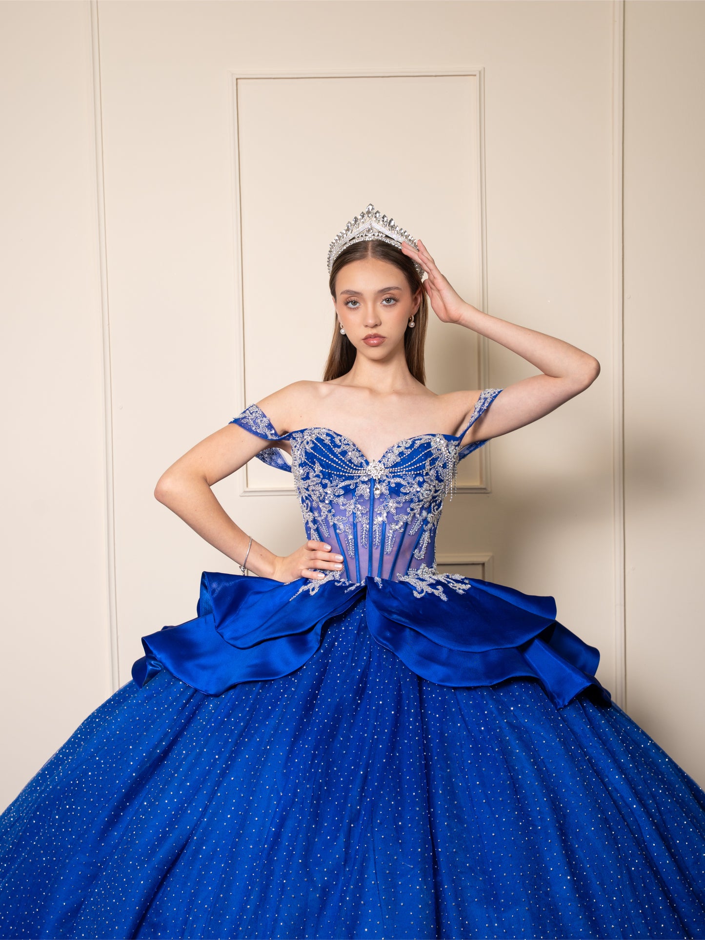 Vestidos de XV Años Azul Rey con Pedrería Plateada Moño de Satin