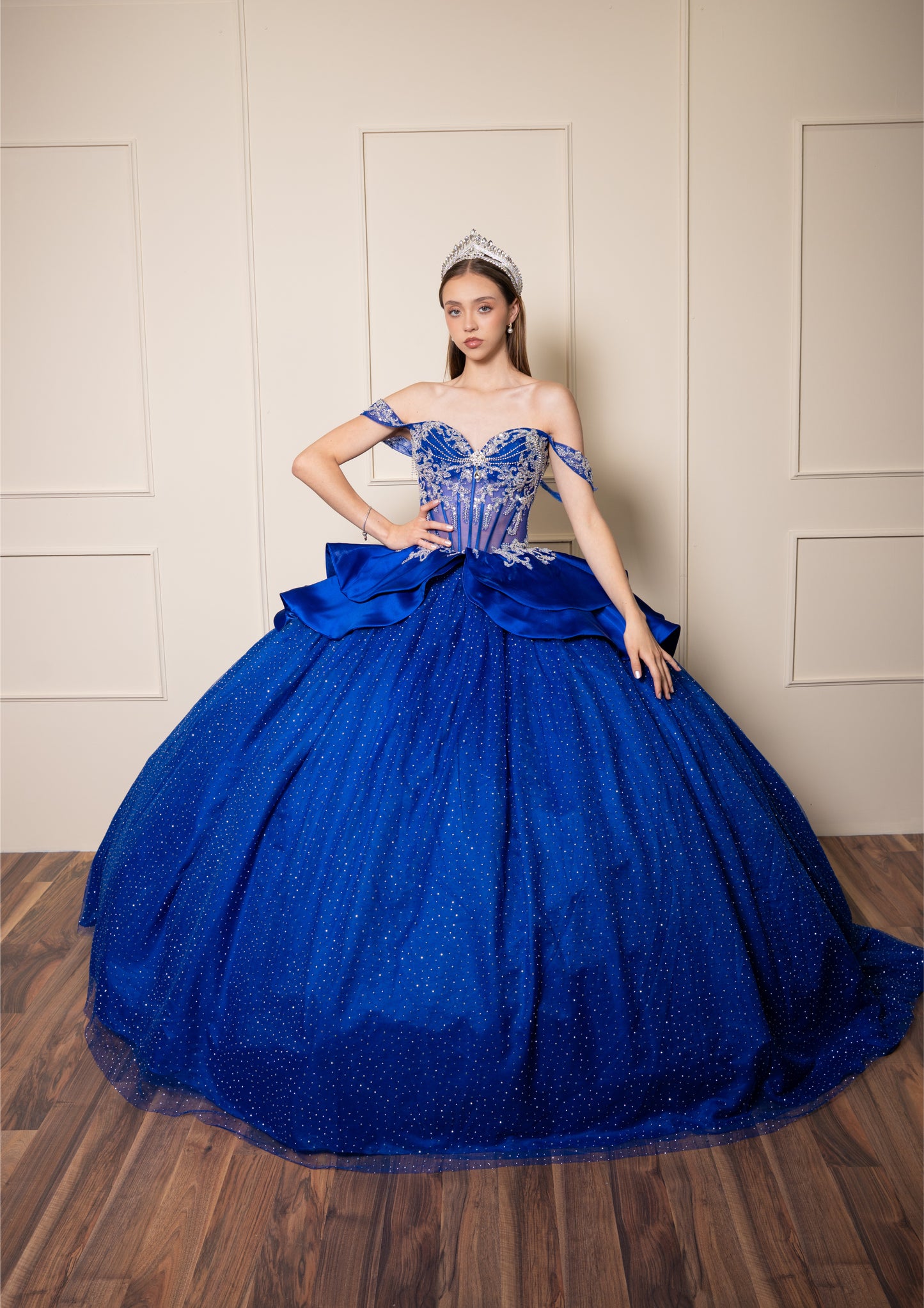 Vestidos de XV Años Azul Rey con Pedrería Plateada Moño de Satin
