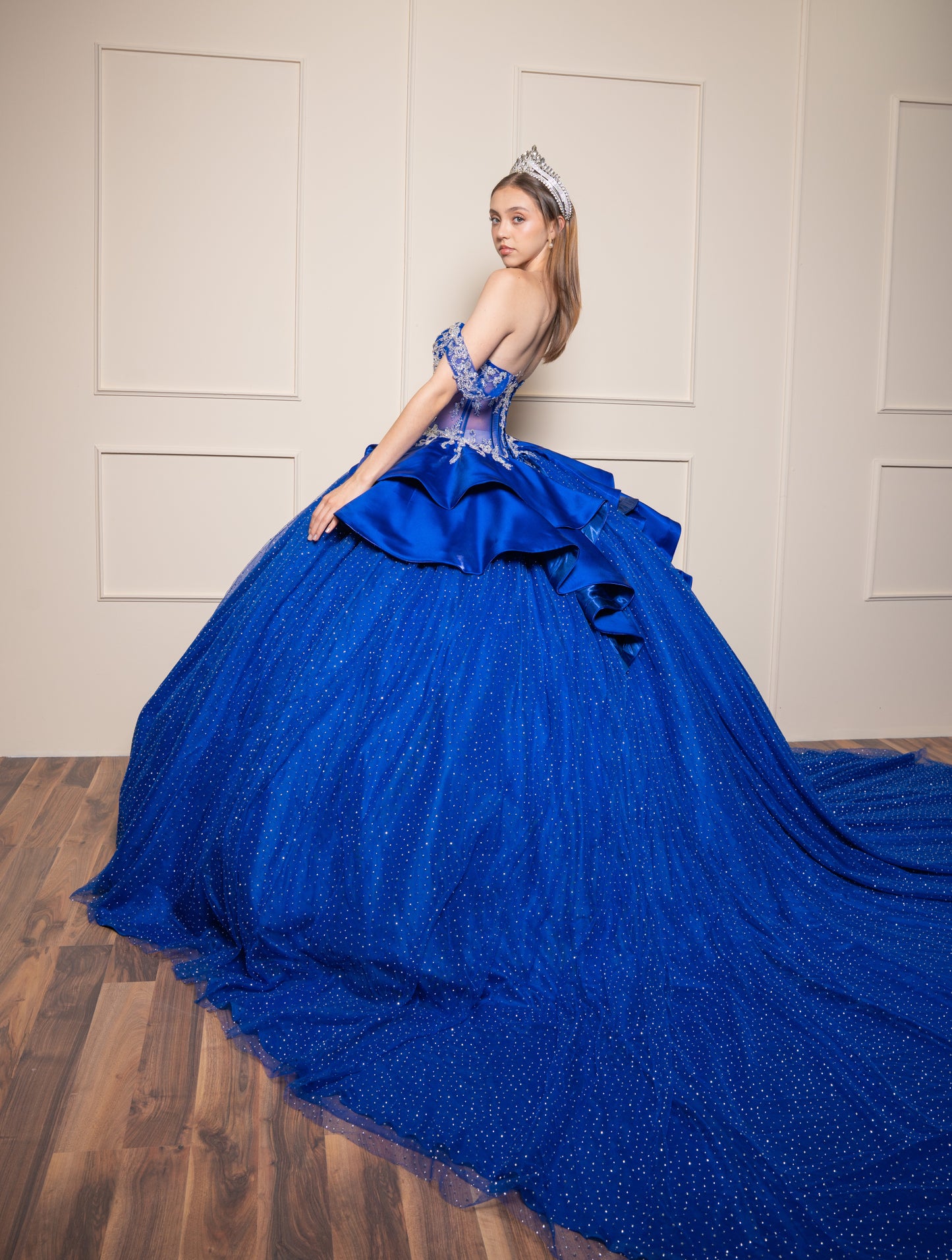 Vestidos de XV Años Azul Rey con Pedrería Plateada Moño de Satin