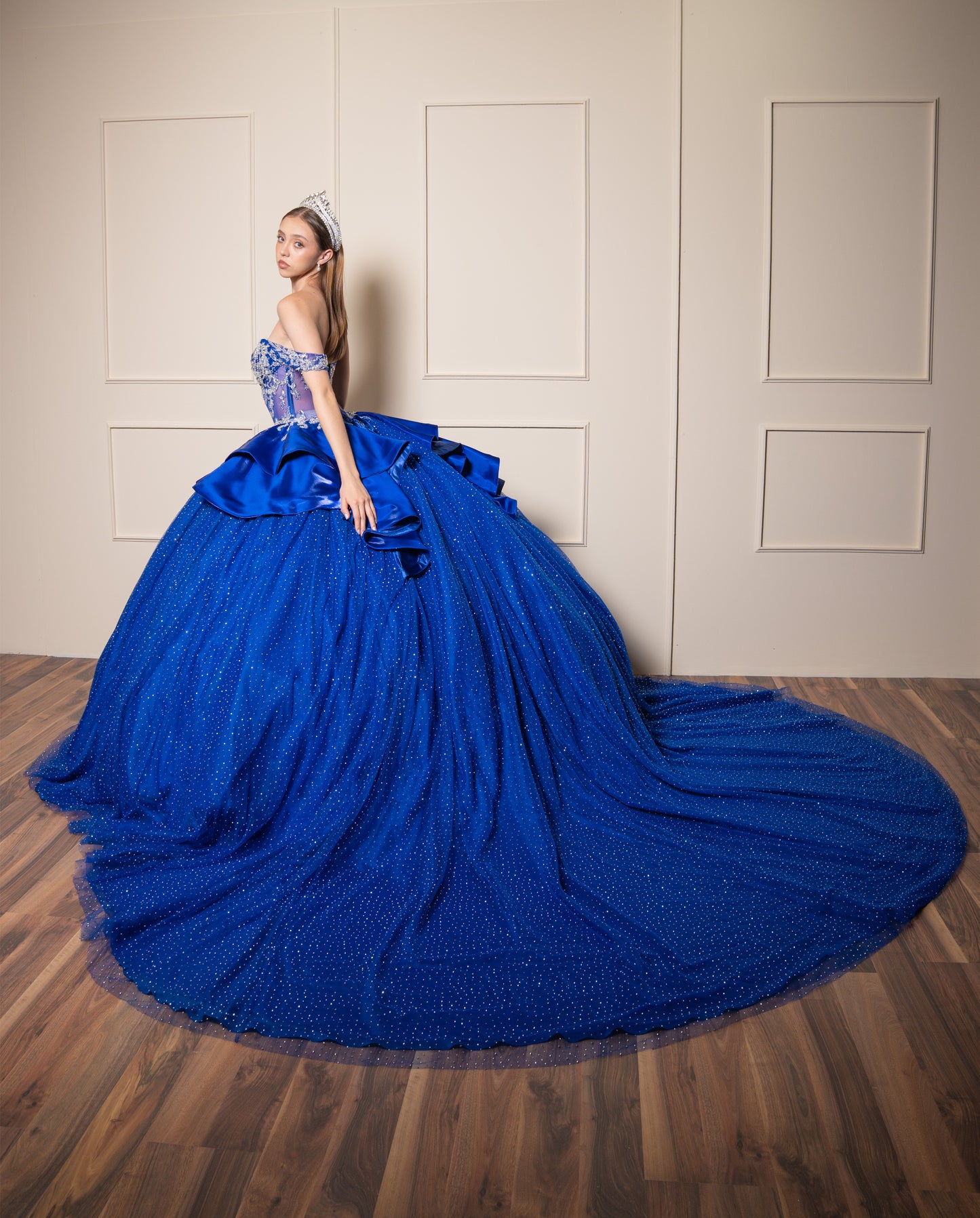 Vestidos de XV Años Azul Rey con Pedrería Plateada Moño de Satin