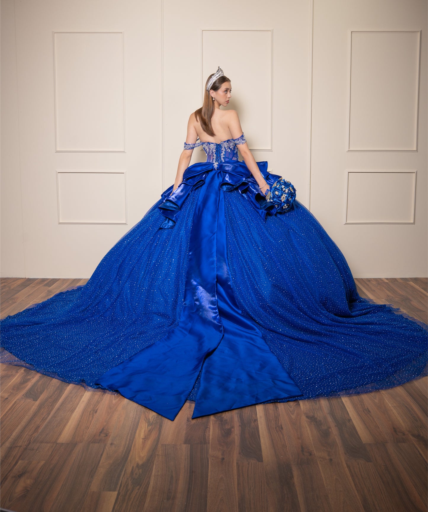 Vestidos de XV Años Azul Rey con Pedrería Plateada Moño de Satin