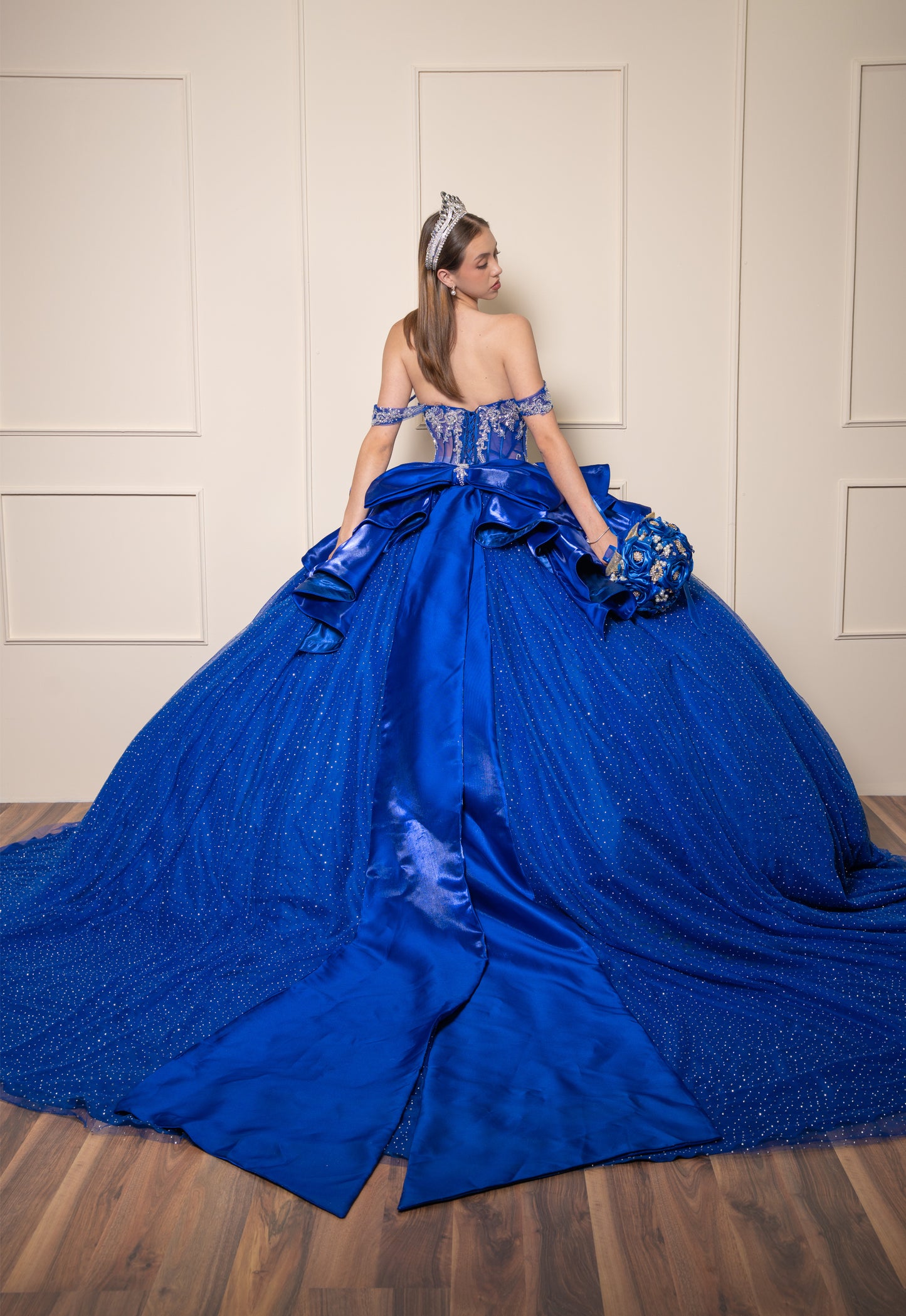 Vestidos de XV Años Azul Rey con Pedrería Plateada Moño de Satin
