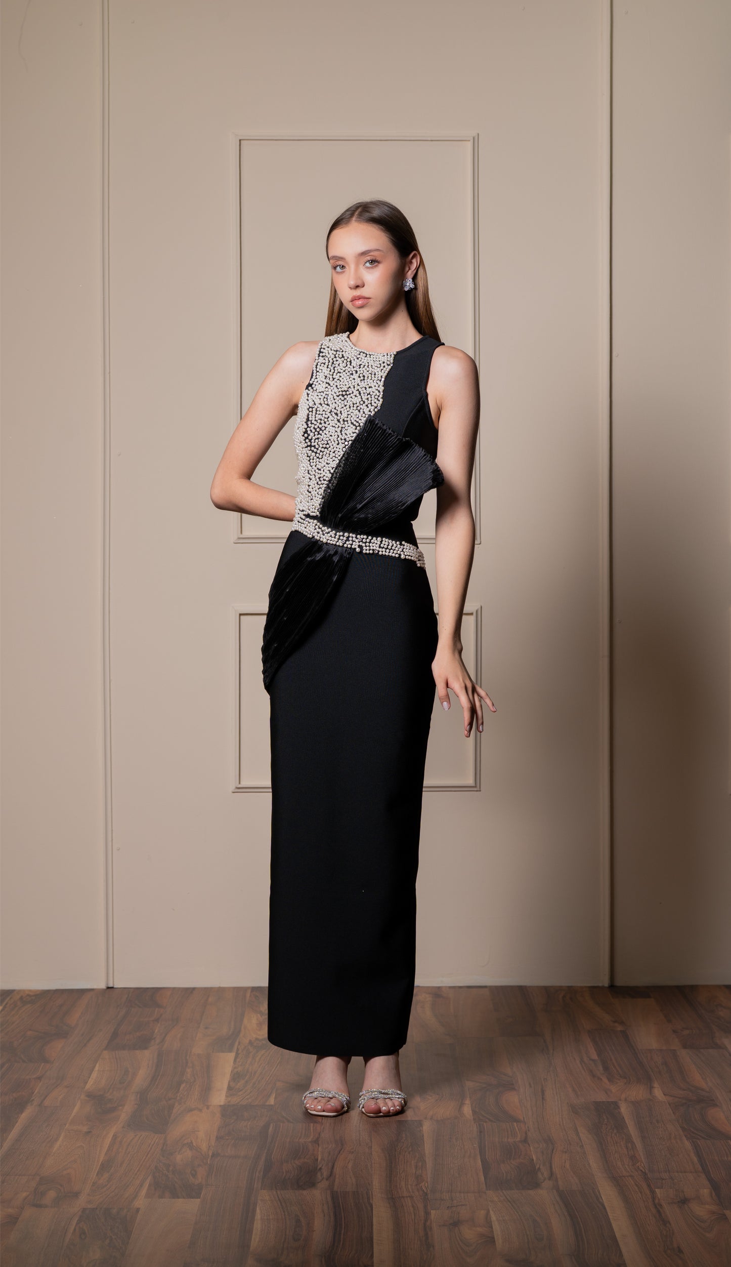 Vestido Negro Midi Con Perlas Arriba