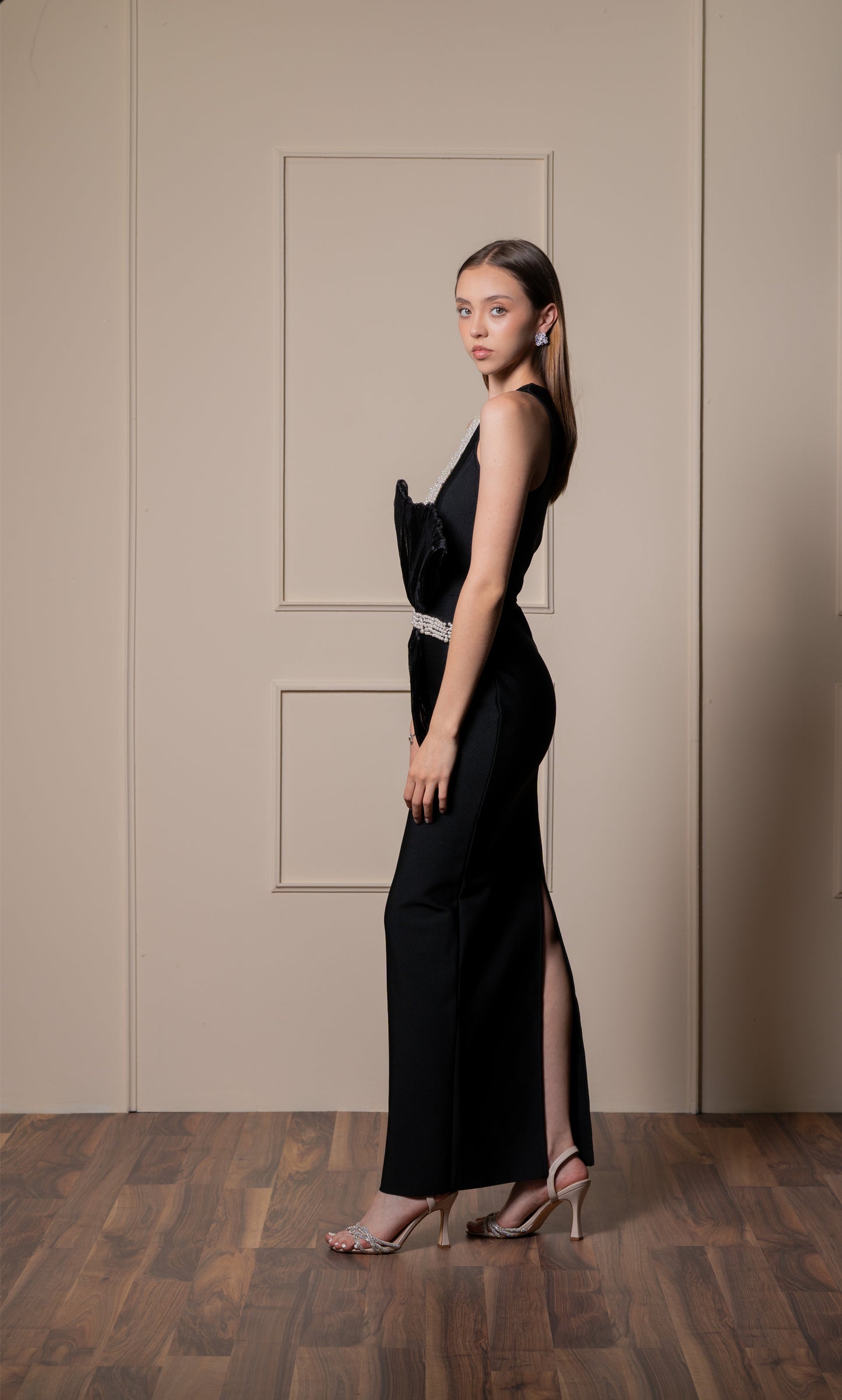 Vestido Negro Midi Con Perlas Arriba