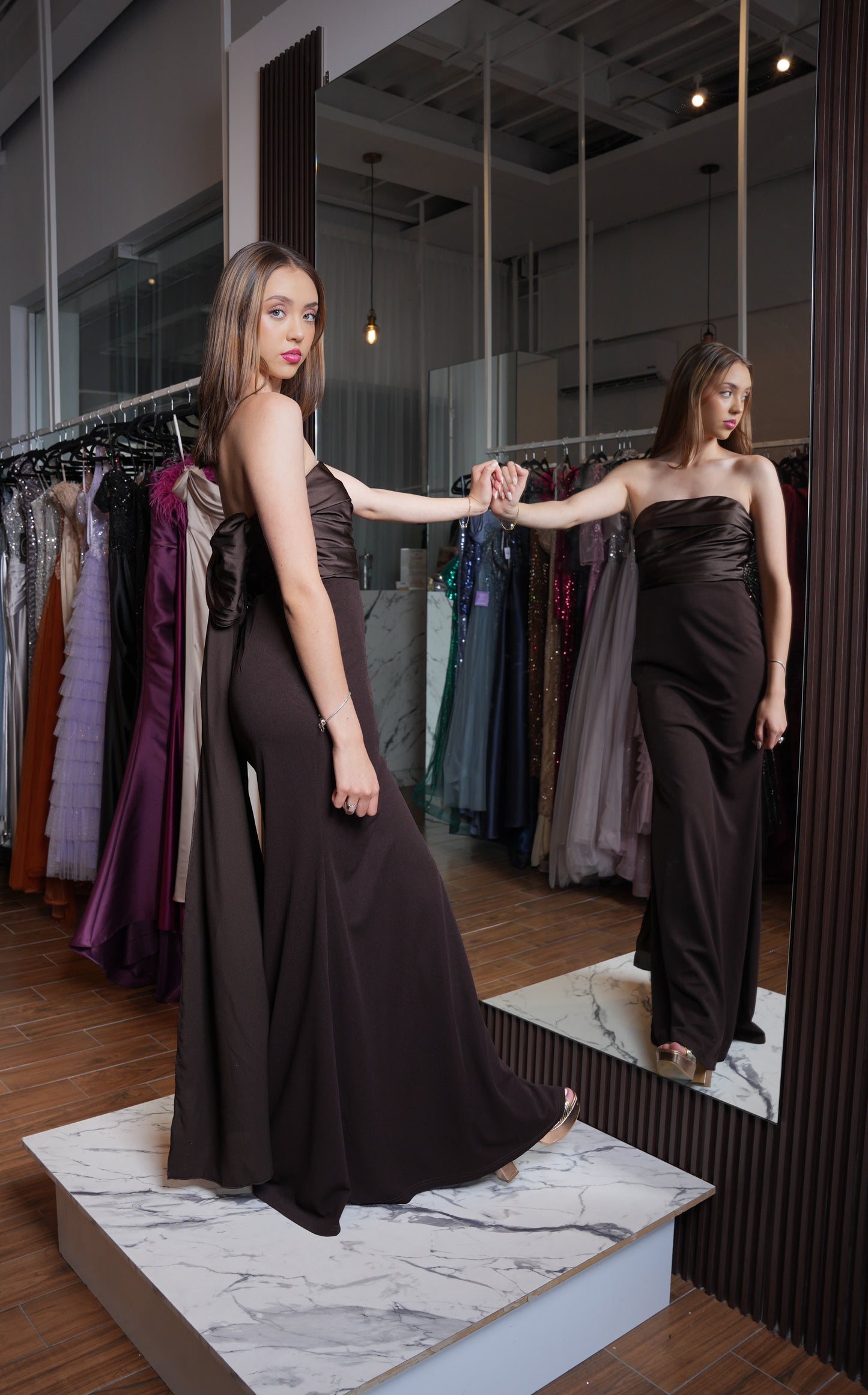 Vestido Chocolate Straple Liso Banda Atras