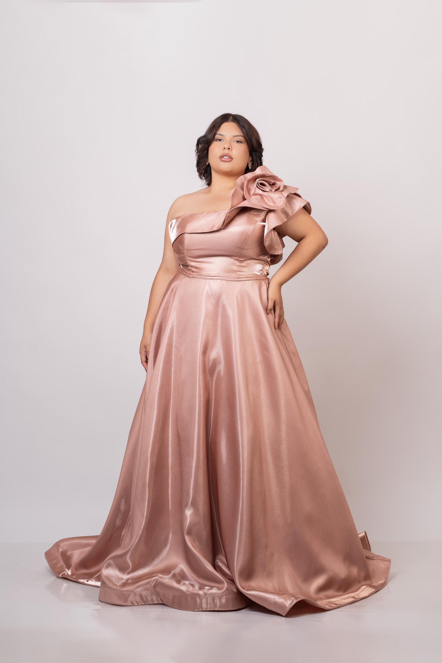 Vestido Melon Ampon Flor En Hombro