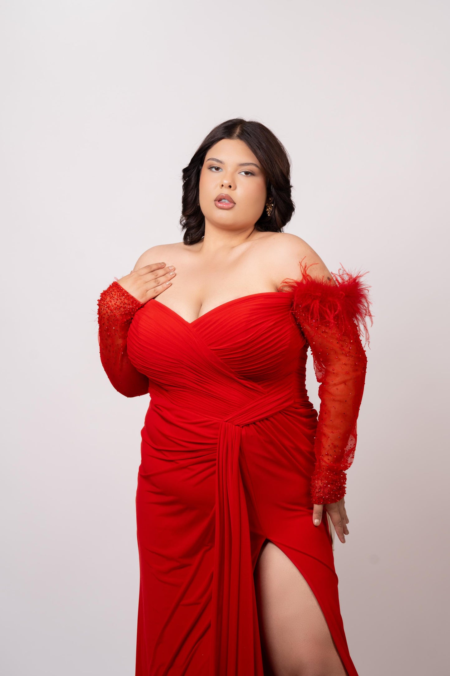 Vestido Rojo Manga Larga Con Piedras Y Plumas En Hombros
