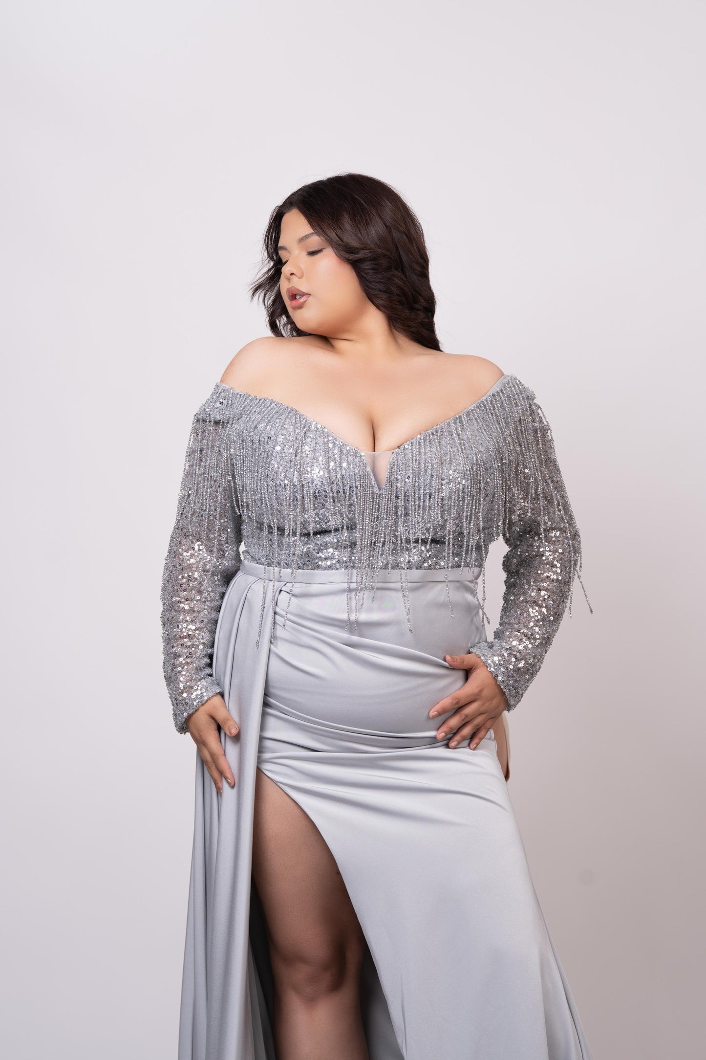 Vestido Plateado Manga Larga Piedras En Abdomen Y Liso