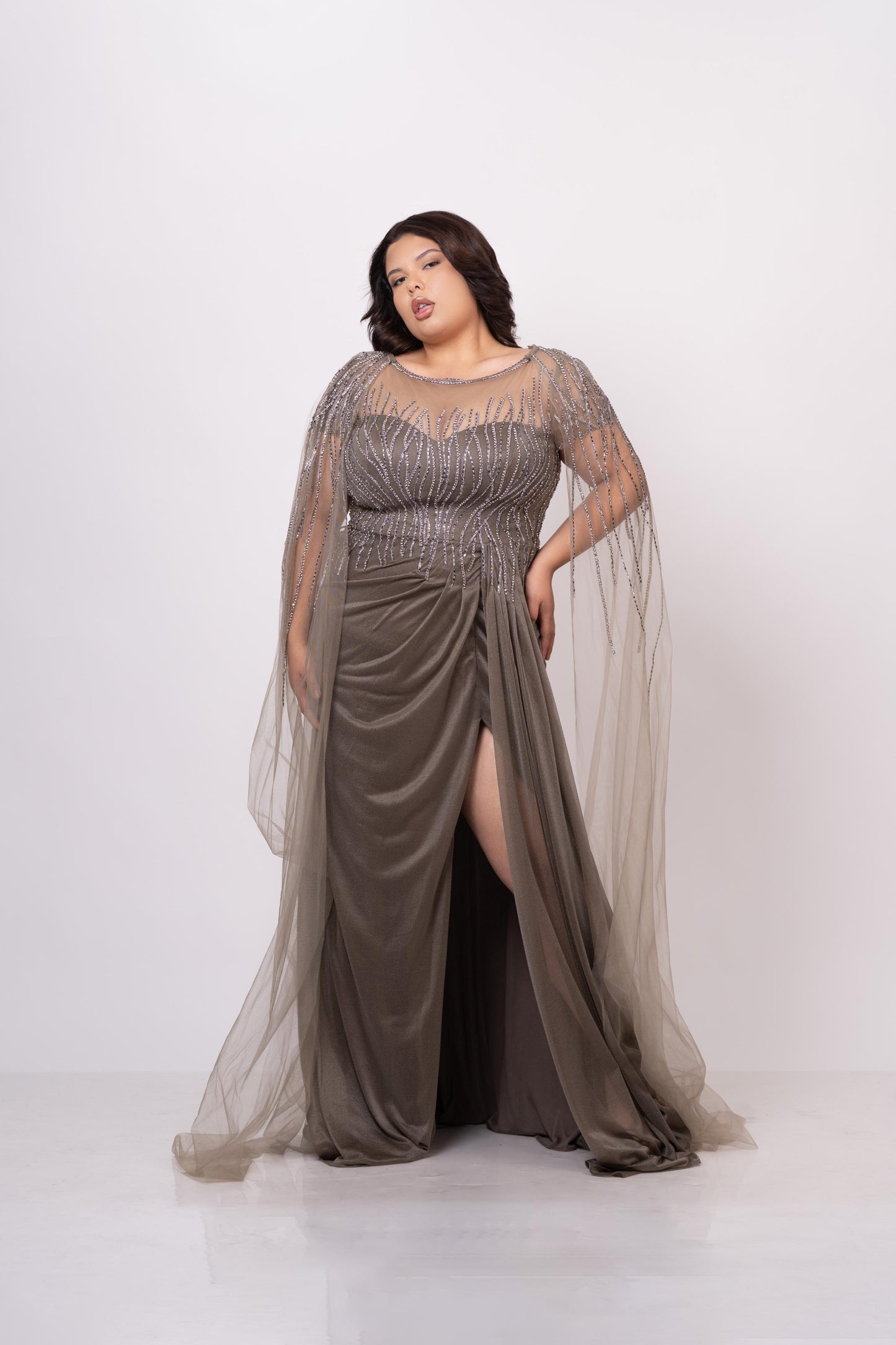 Vestido Gris Oscuro Detalle En Corset Con Velo En Mangas