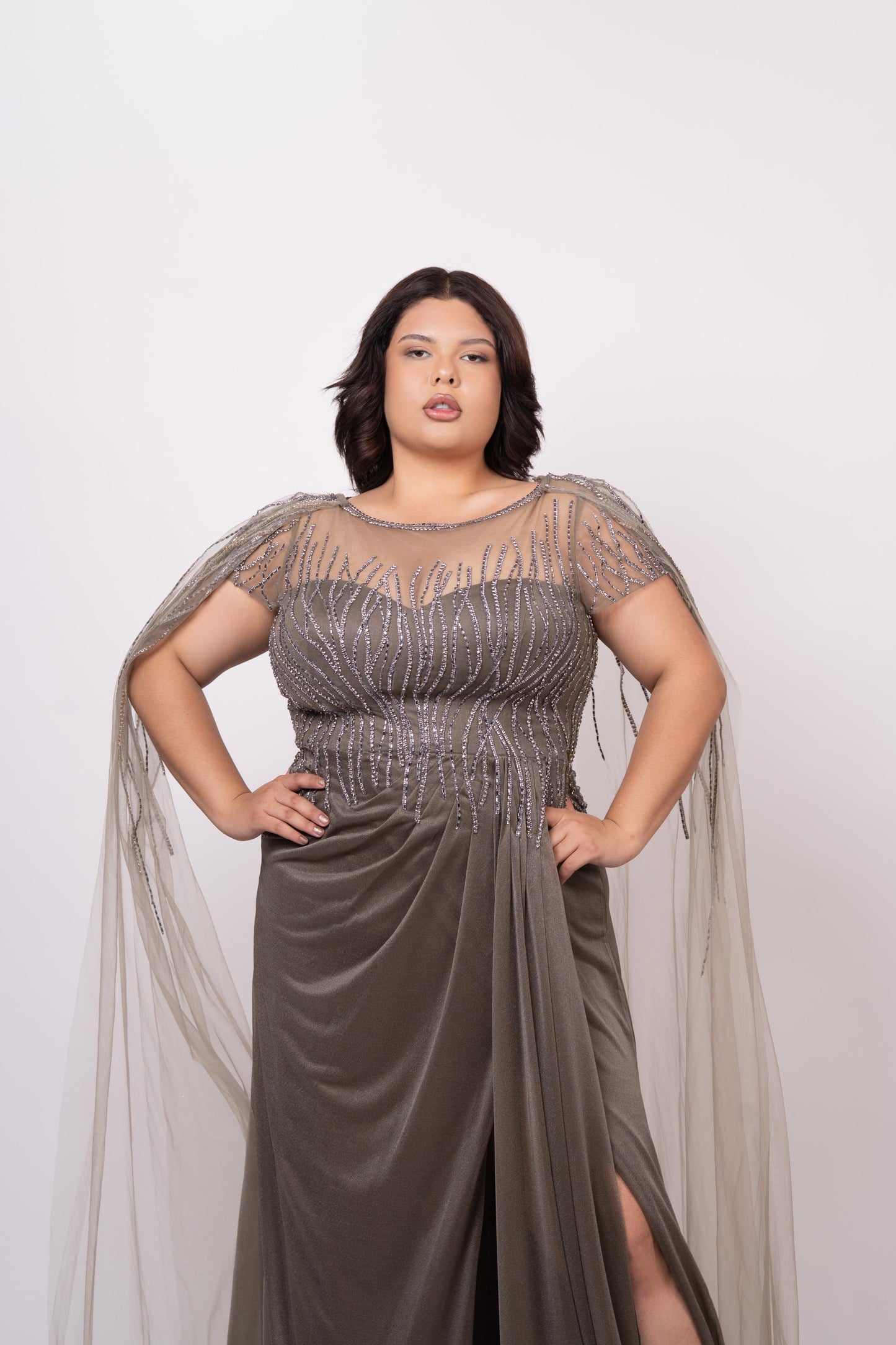 Vestido Gris Oscuro Detalle En Corset Con Velo En Mangas