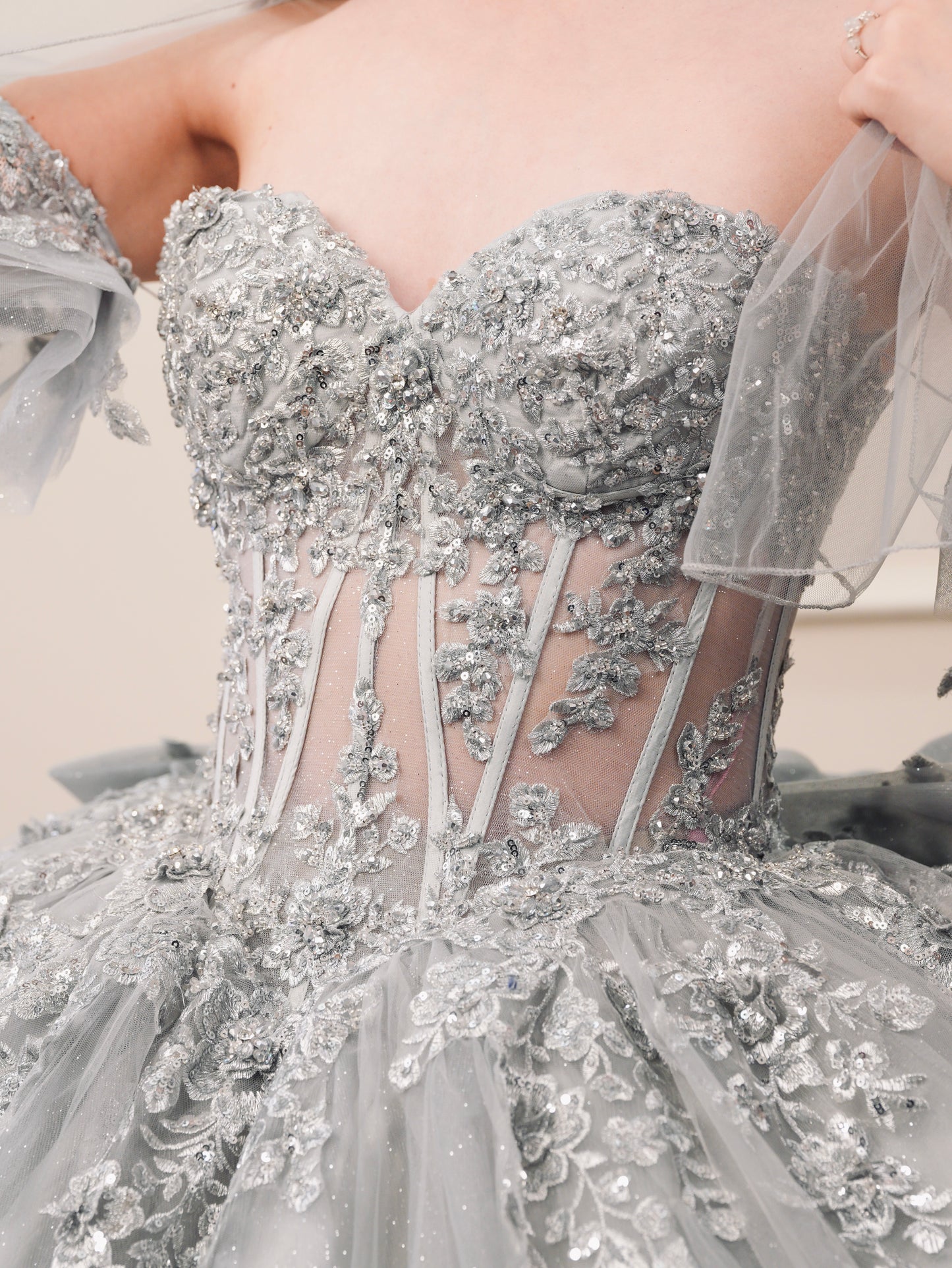 Vestido de XV Años Gris Bordado Plateado Mangas Amponas