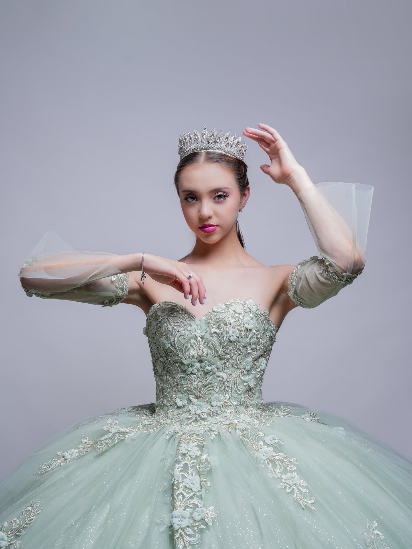 Vestido de XV Años Verde Sage Bordado De Flores Strapless (Renta)