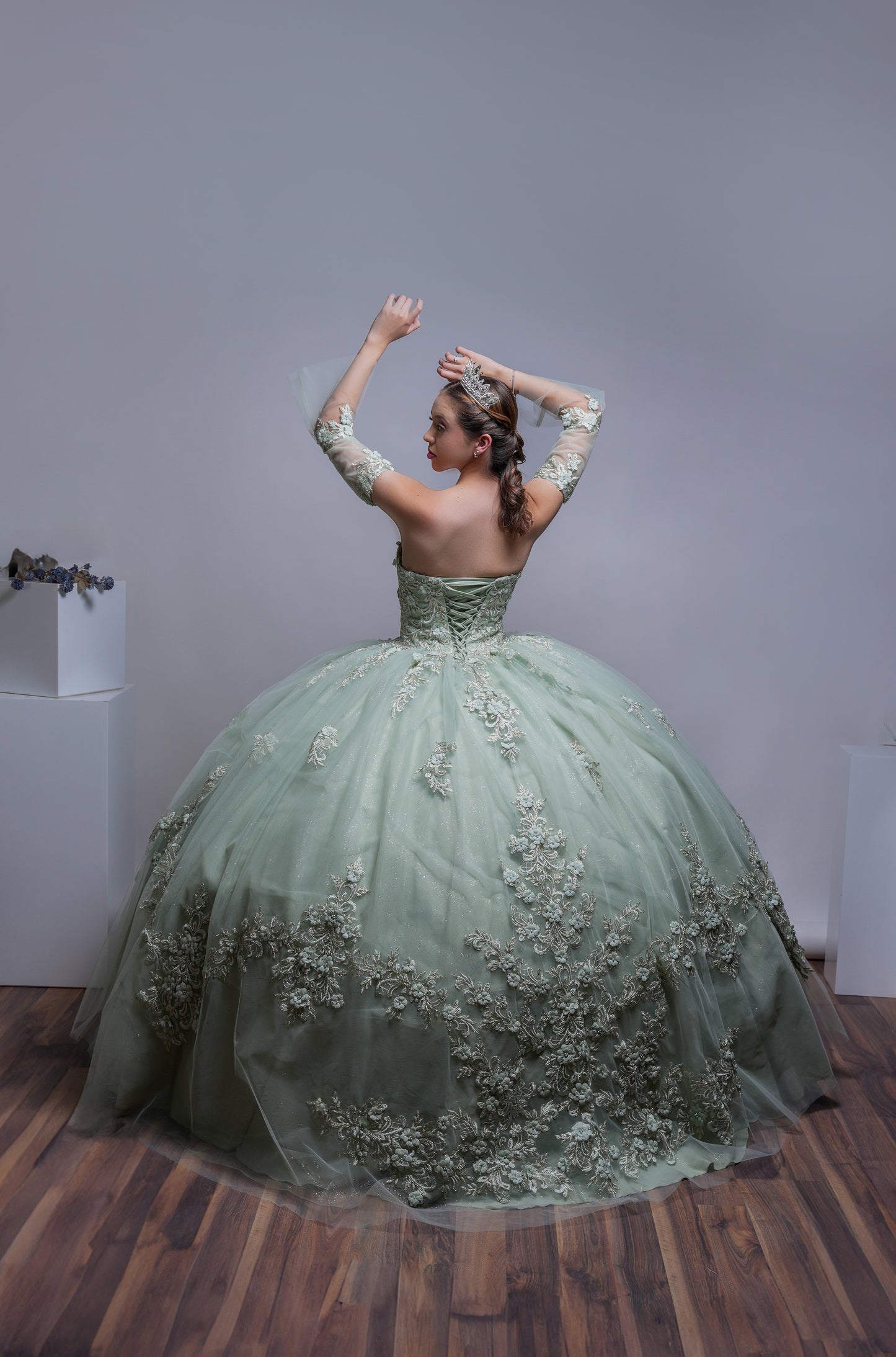 Vestido de XV Años Verde Sage Bordado De Flores Strapless (Renta)
