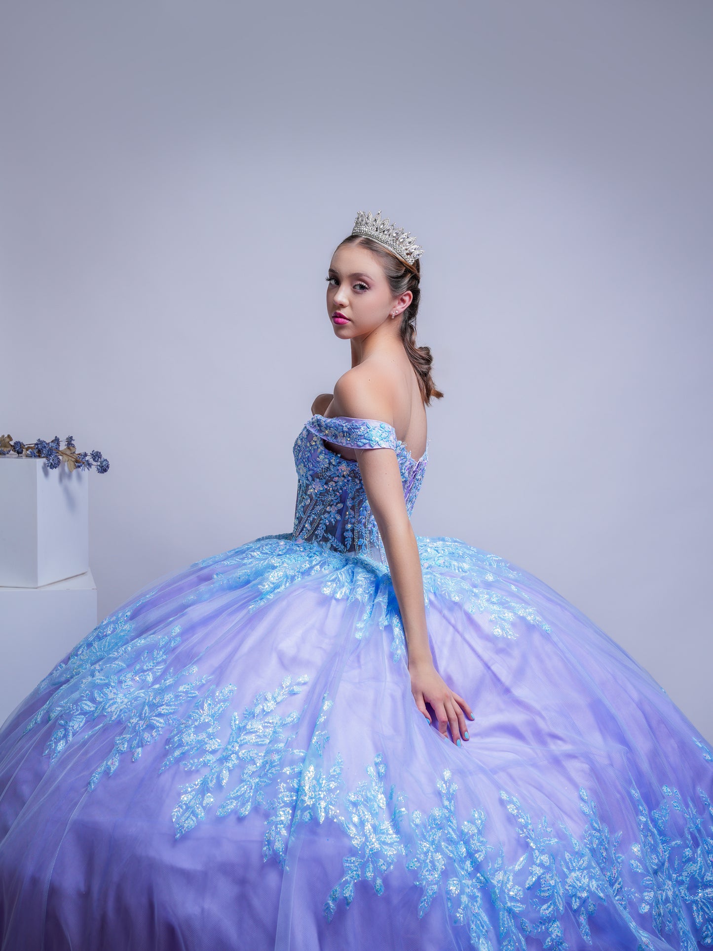 Vestido De XV Años Tornasol Lila y Azul con Glitter y Mangas Campesinas