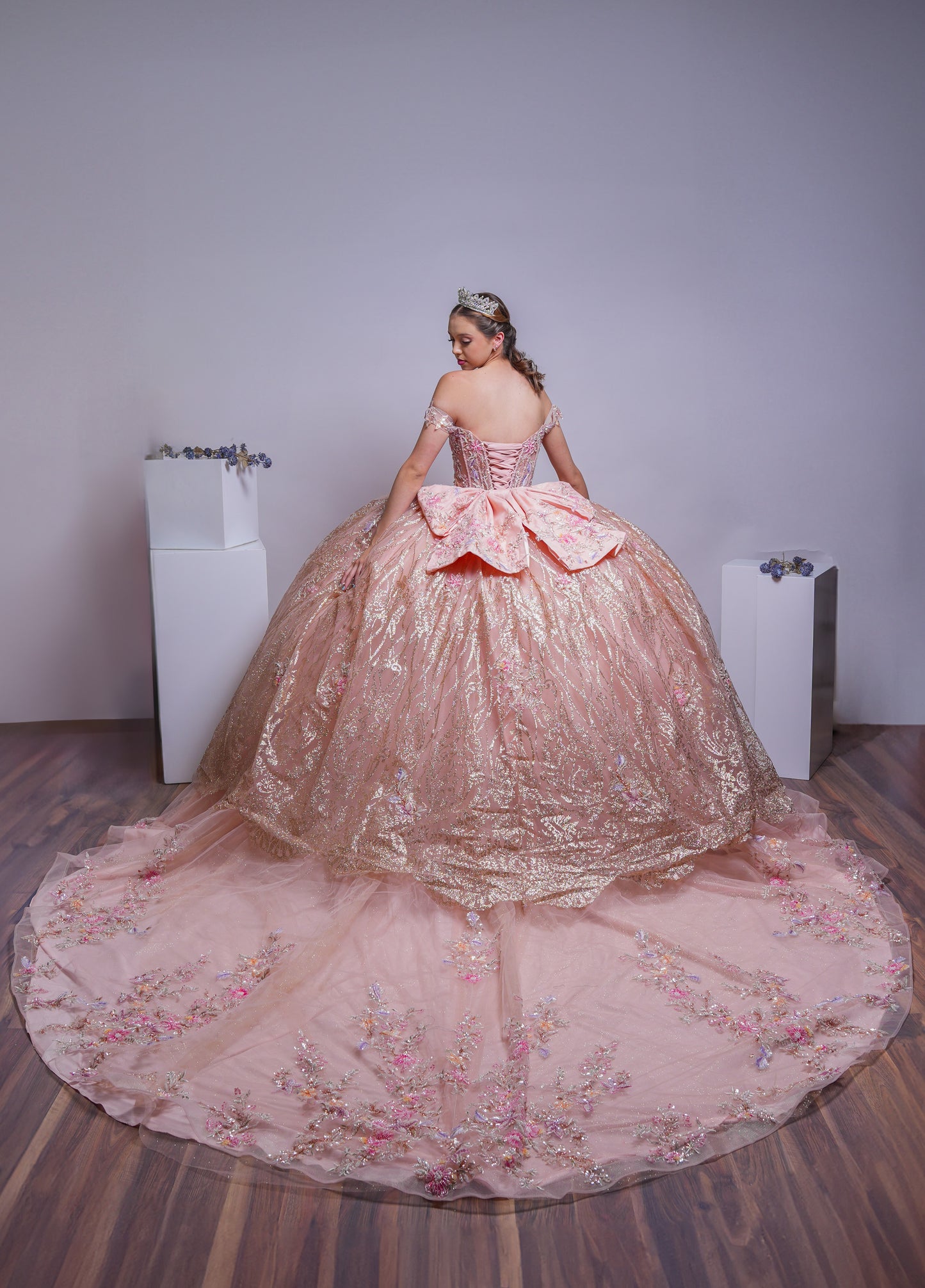 Vestido de XV Años Rose Gold Com Glitter Dorado y Flores Rosas y Amarillas
