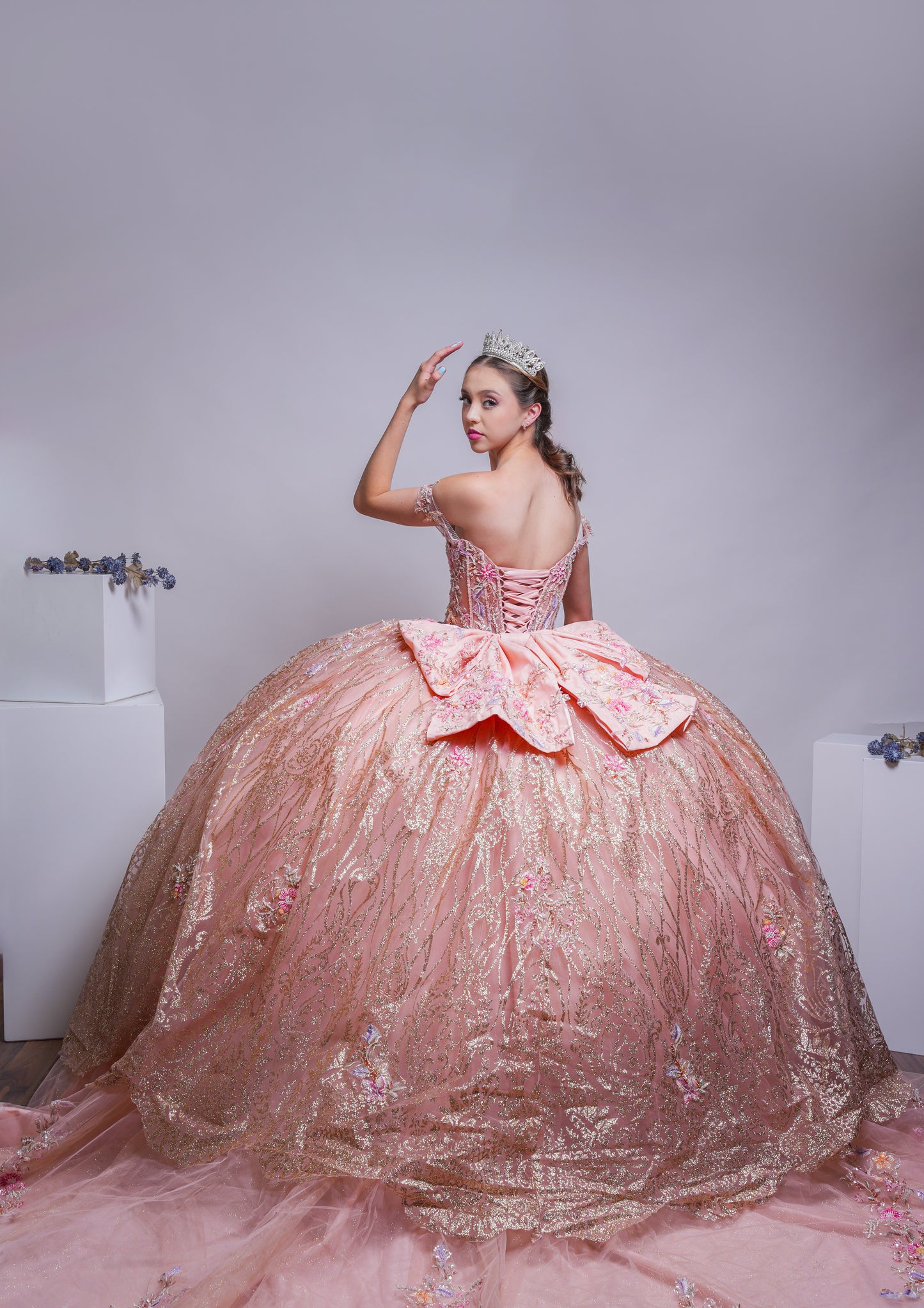 Vestido de XV Años Rose Gold Com Glitter Dorado y Flores Rosas y Amarillas