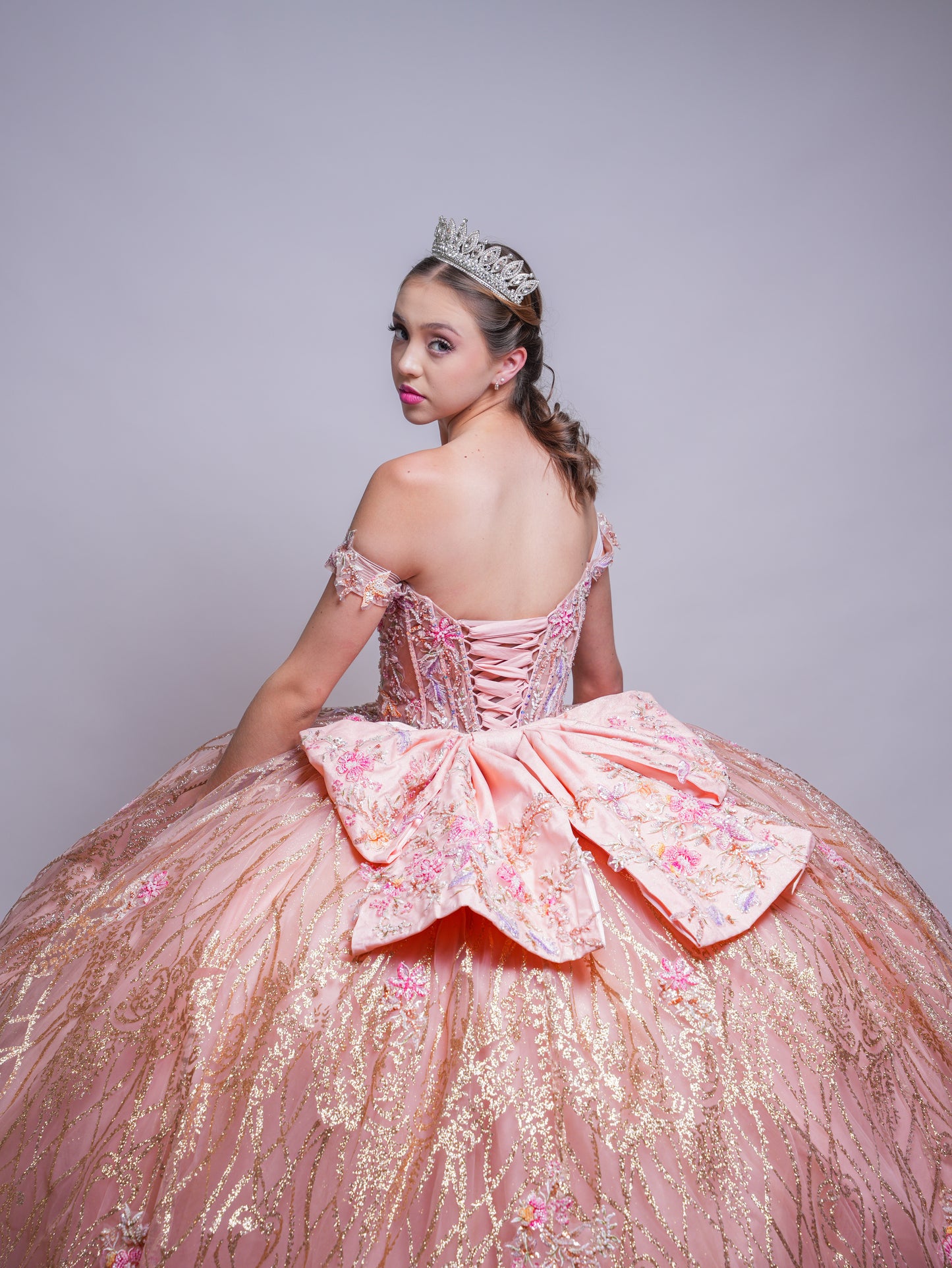 Vestido de XV Años Rose Gold Com Glitter Dorado y Flores Rosas y Amarillas