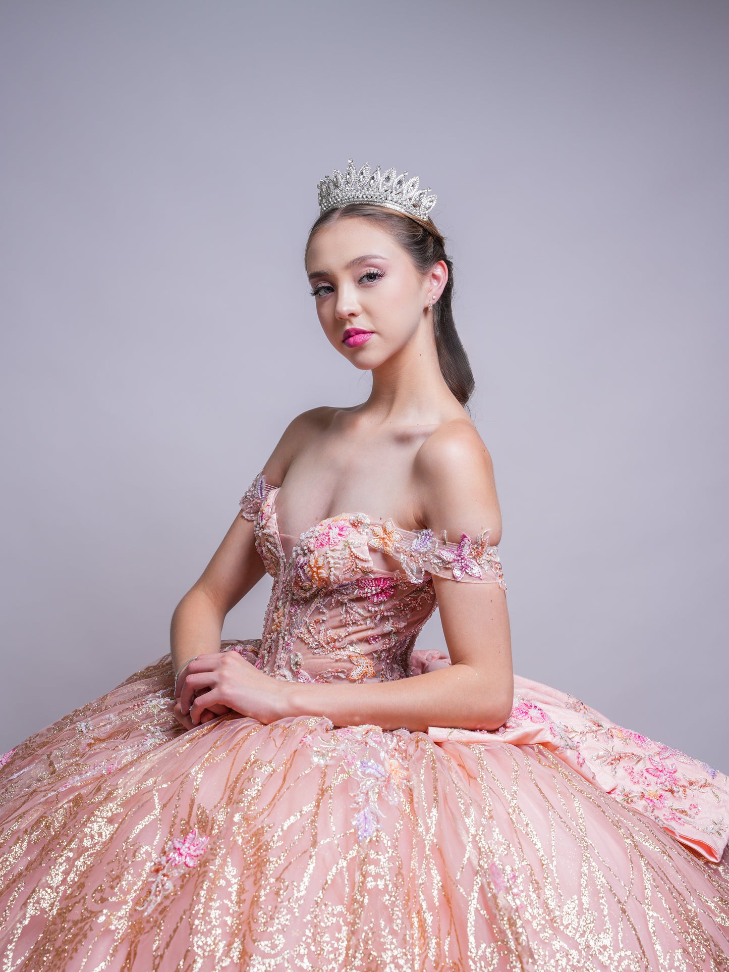 Vestido de XV Años Rose Gold Com Glitter Dorado y Flores Rosas y Amarillas