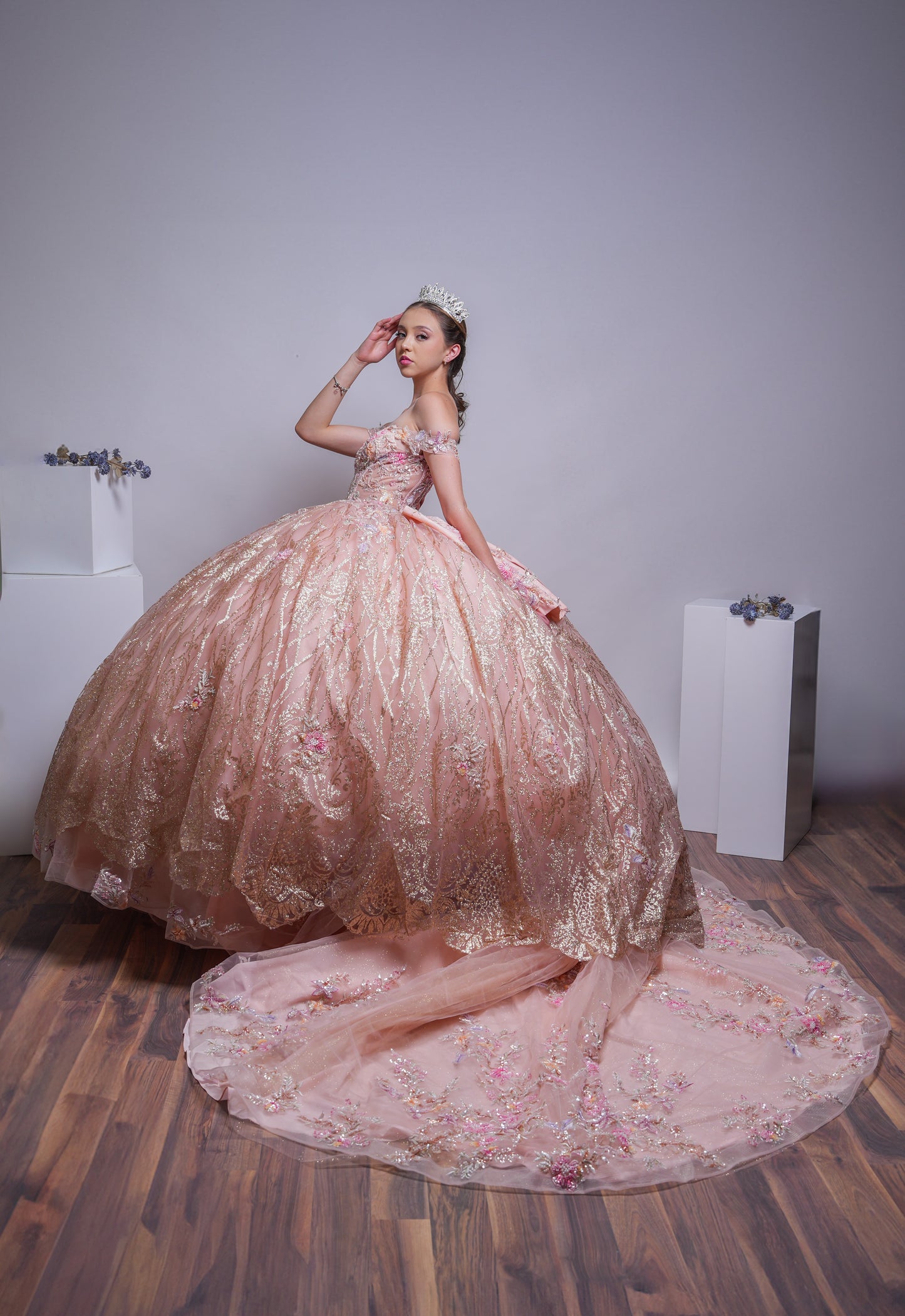 Vestido de XV Años Rose Gold Com Glitter Dorado y Flores Rosas y Amarillas