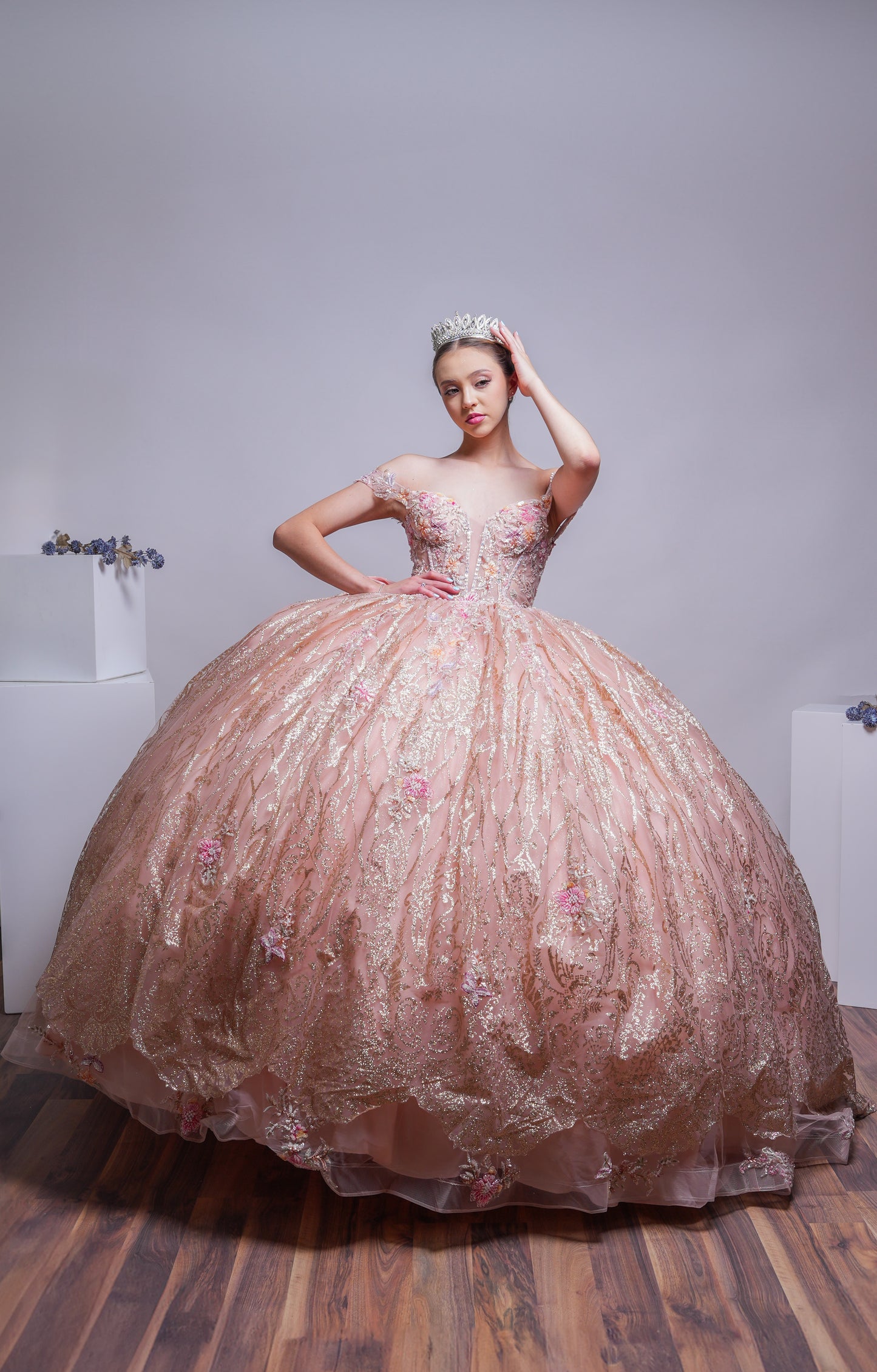 Vestido de XV Años Rose Gold Com Glitter Dorado y Flores Rosas y Amarillas