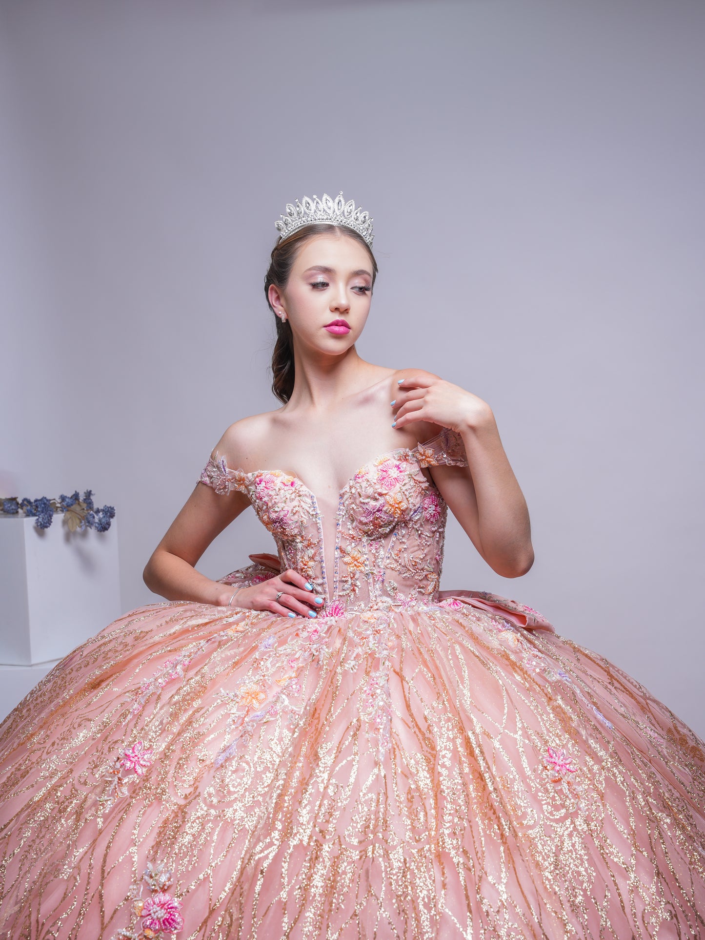 Vestido de XV Años Rose Gold Com Glitter Dorado y Flores Rosas y Amarillas