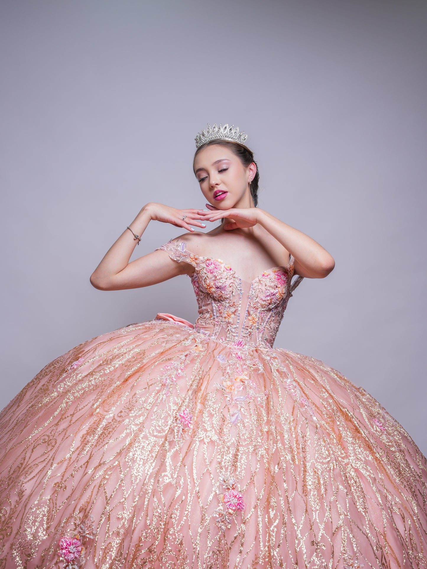 Vestido de XV Años Rose Gold Com Glitter Dorado y Flores Rosas y Amarillas