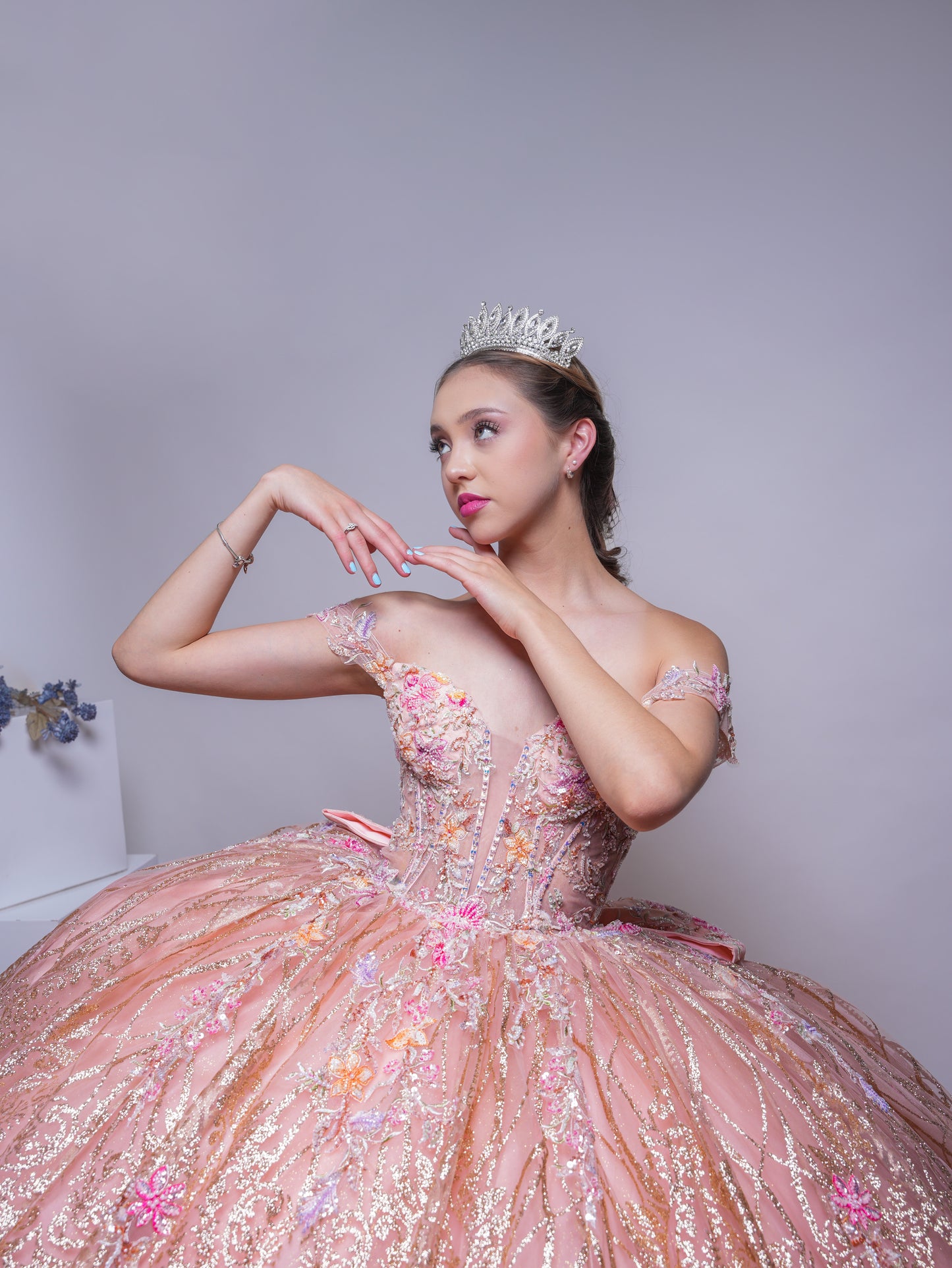 Vestido de XV Años Rose Gold Com Glitter Dorado y Flores Rosas y Amarillas