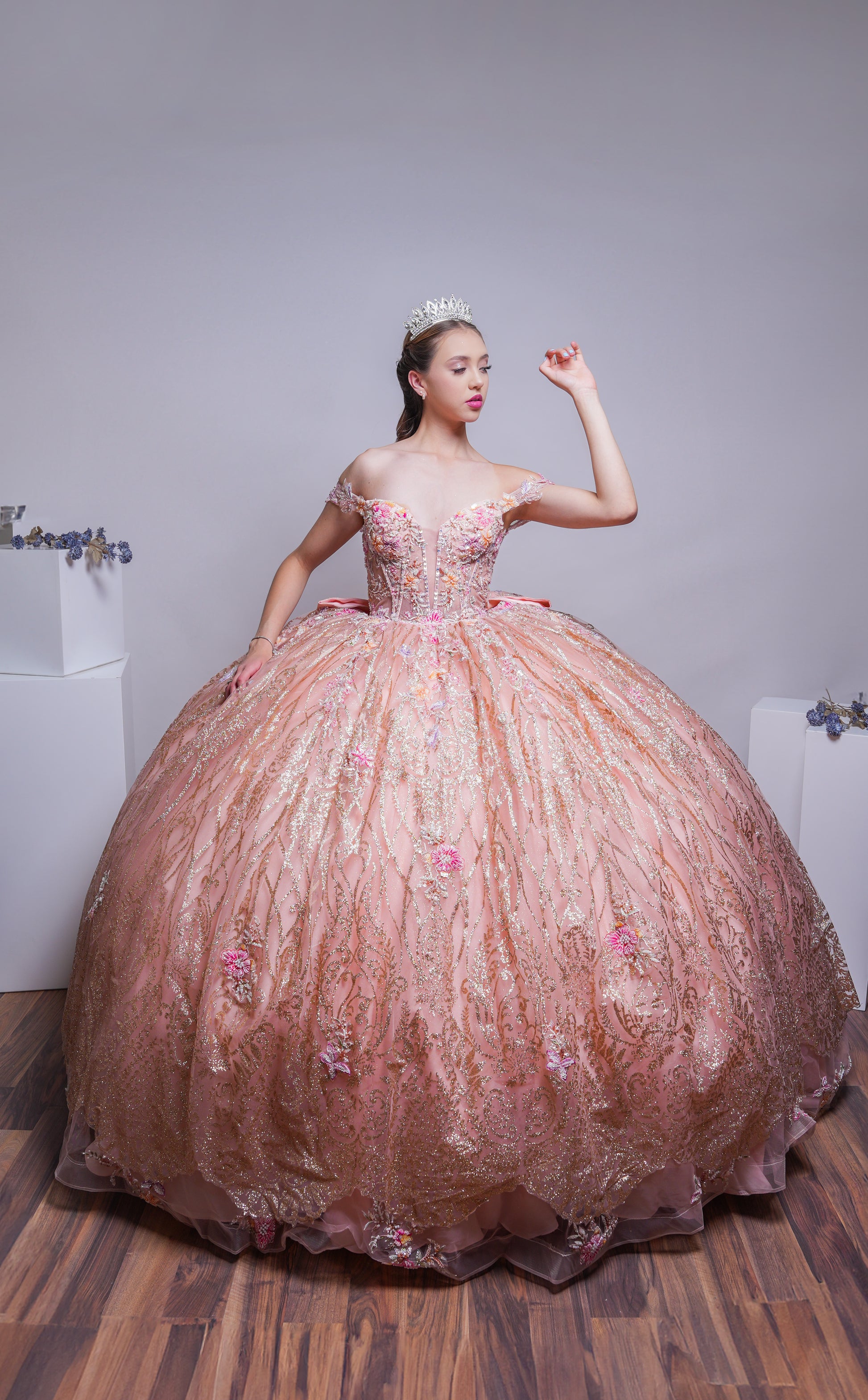 Vestido de XV Años Rose Gold Com Glitter Dorado y Flores Rosas y Amarillas
