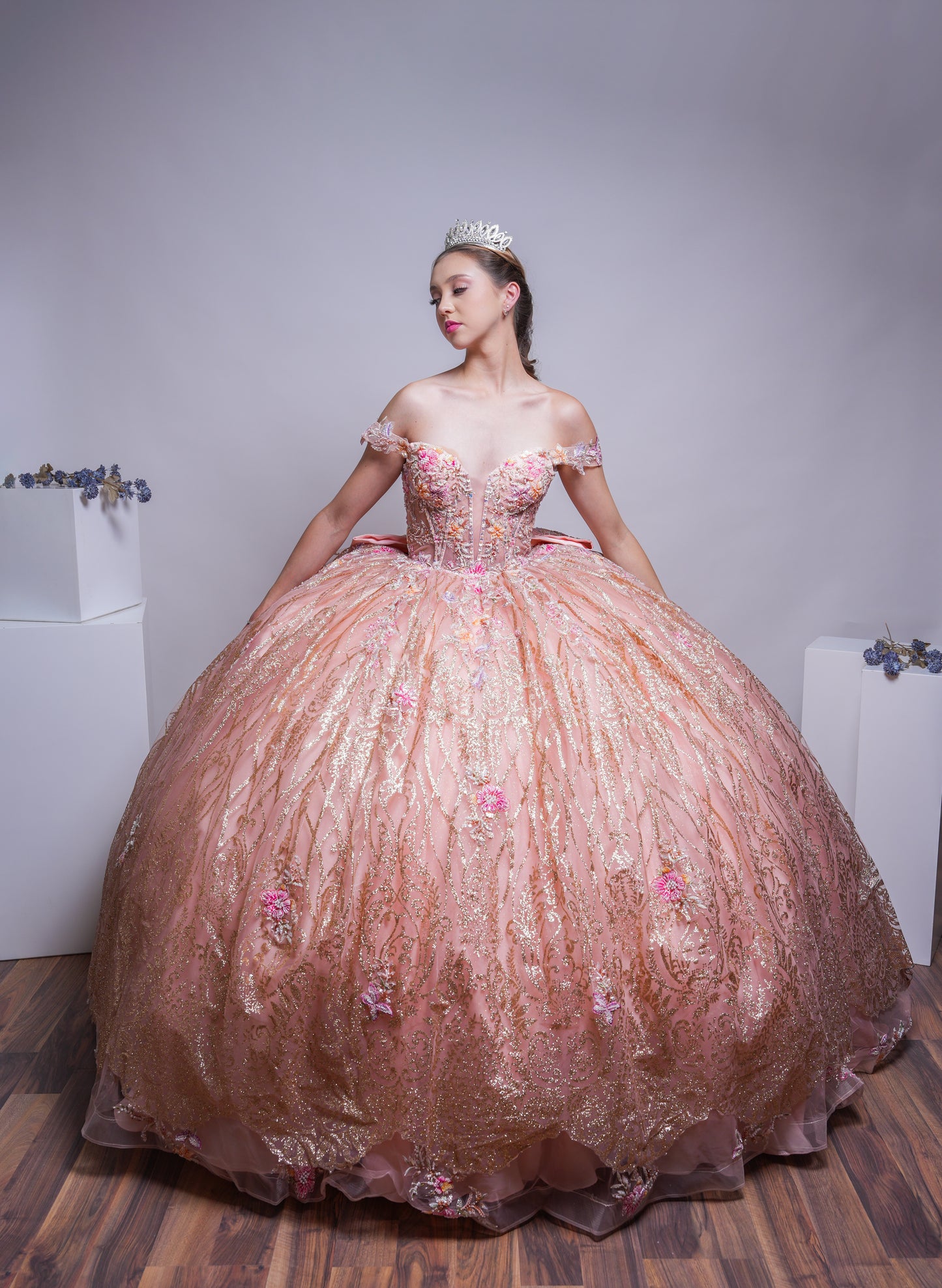 Vestido de XV Años Rose Gold Com Glitter Dorado y Flores Rosas y Amarillas