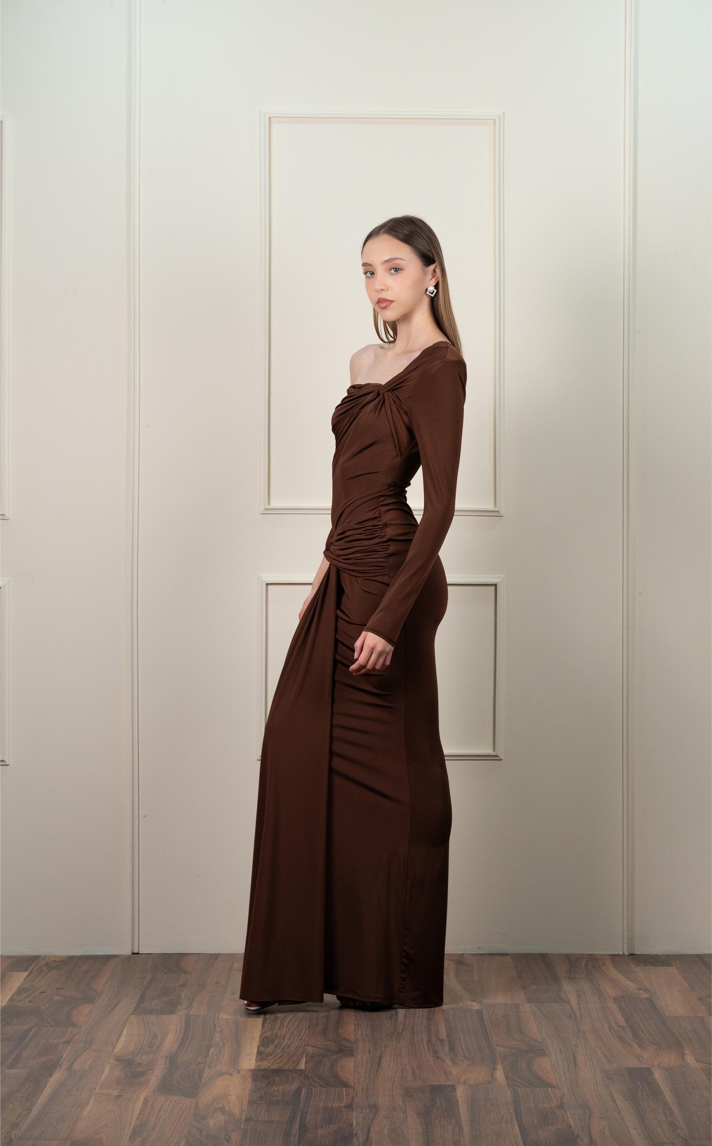 Vestido Cafe una Manga Detalle en Abdomen y Hombro